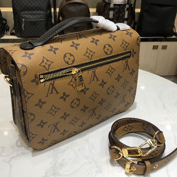 1E65BDE Stylish leather bag