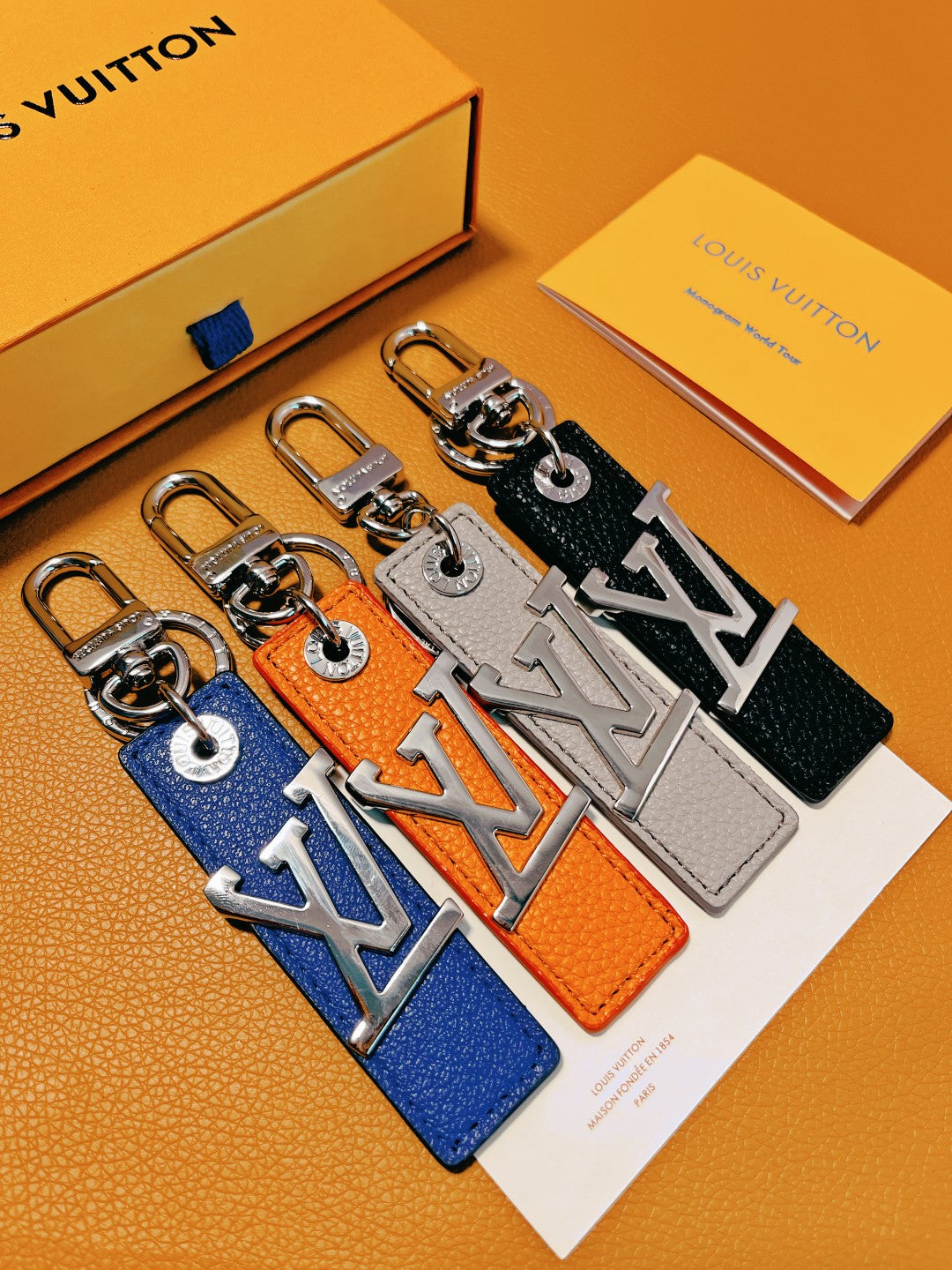 14E58ADE Stylish key closure
