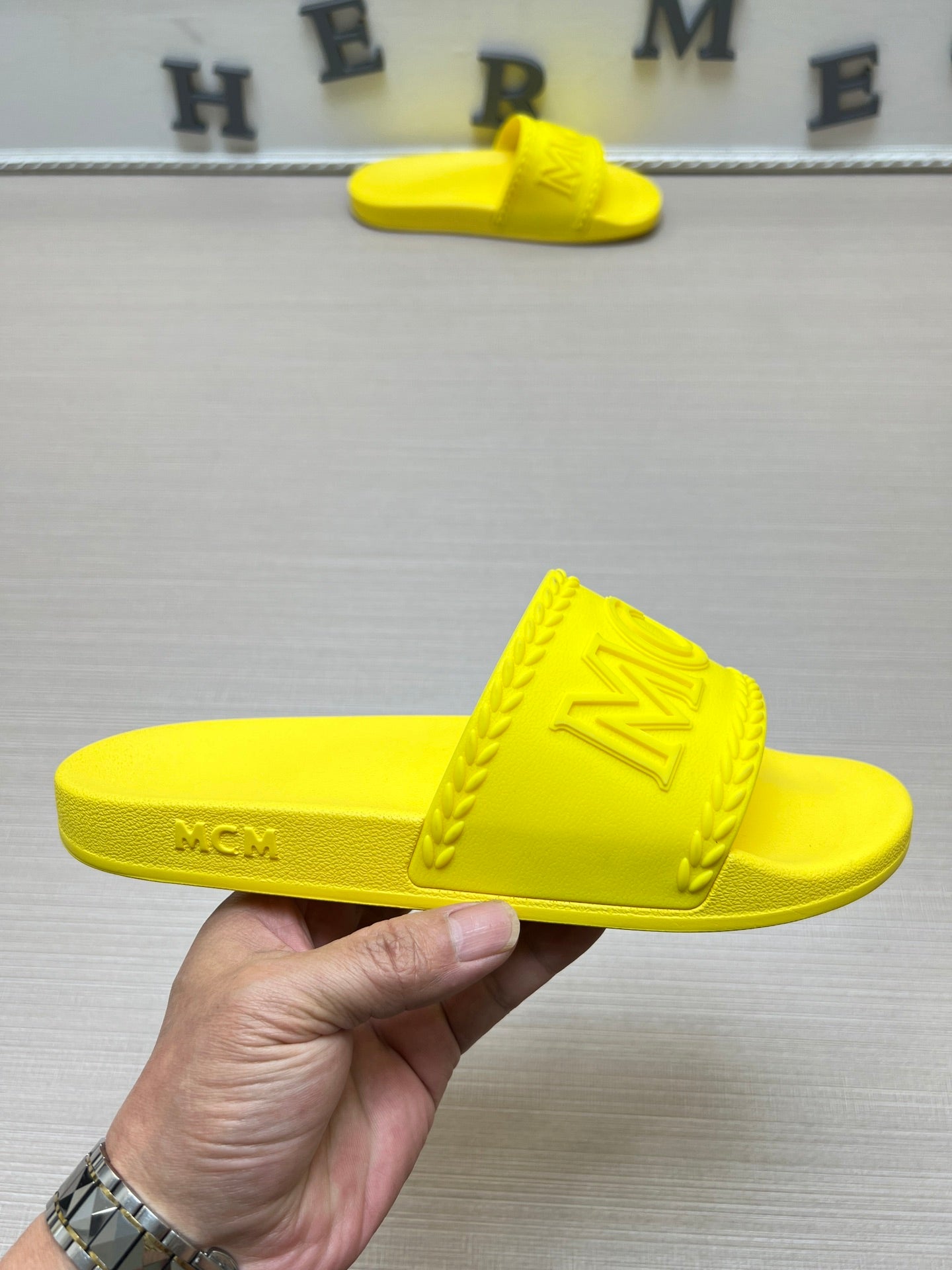 54M42ZDE Stylish slippers