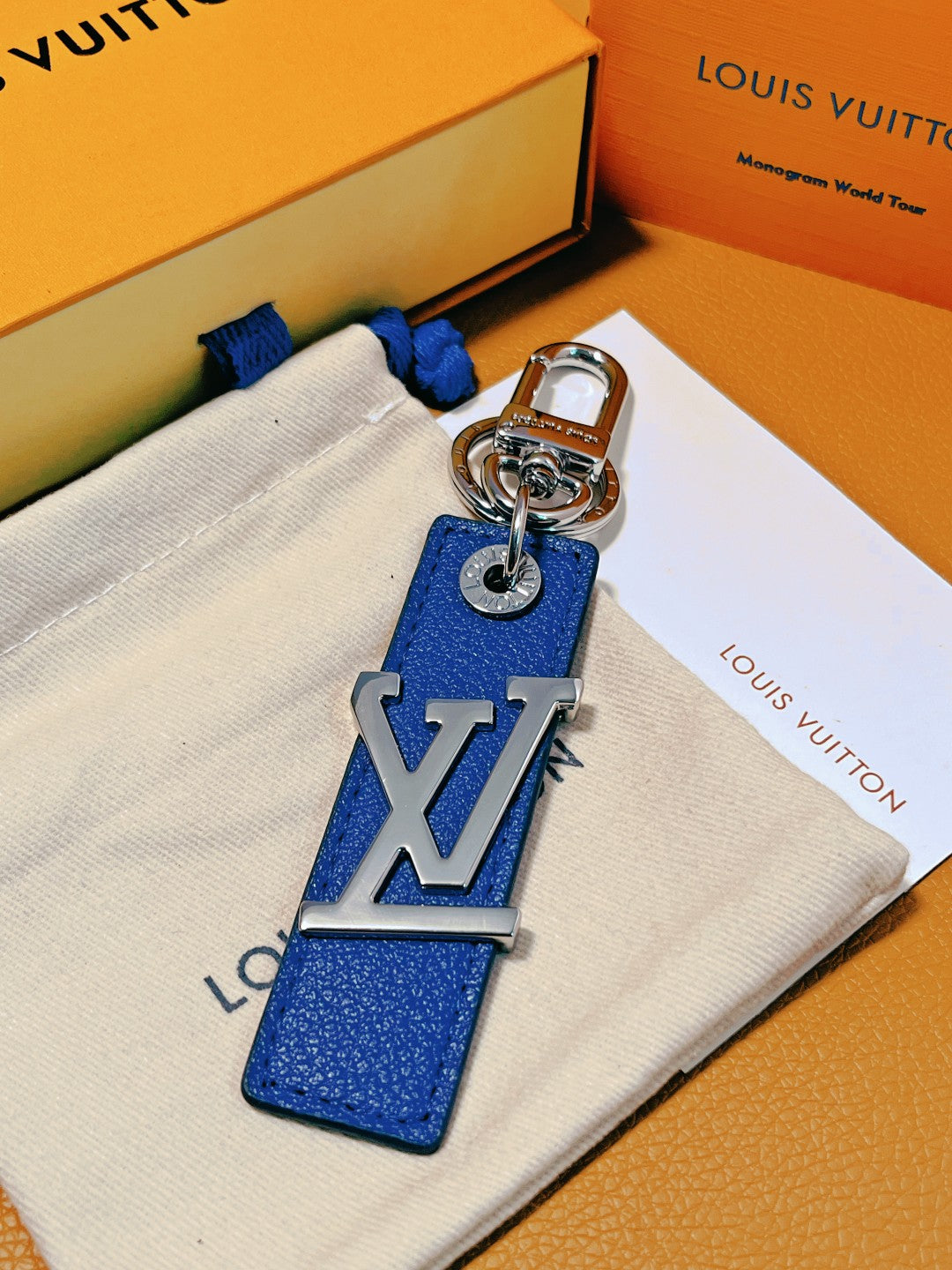 14E58ADE Stylish key closure