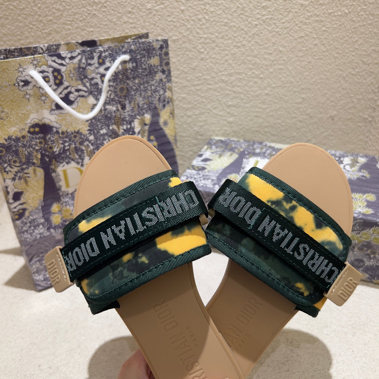 14D18ZDE Stylish slippers
