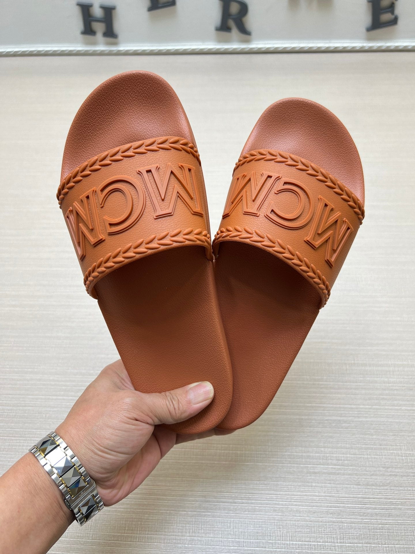 54M42ZDE Stylish slippers
