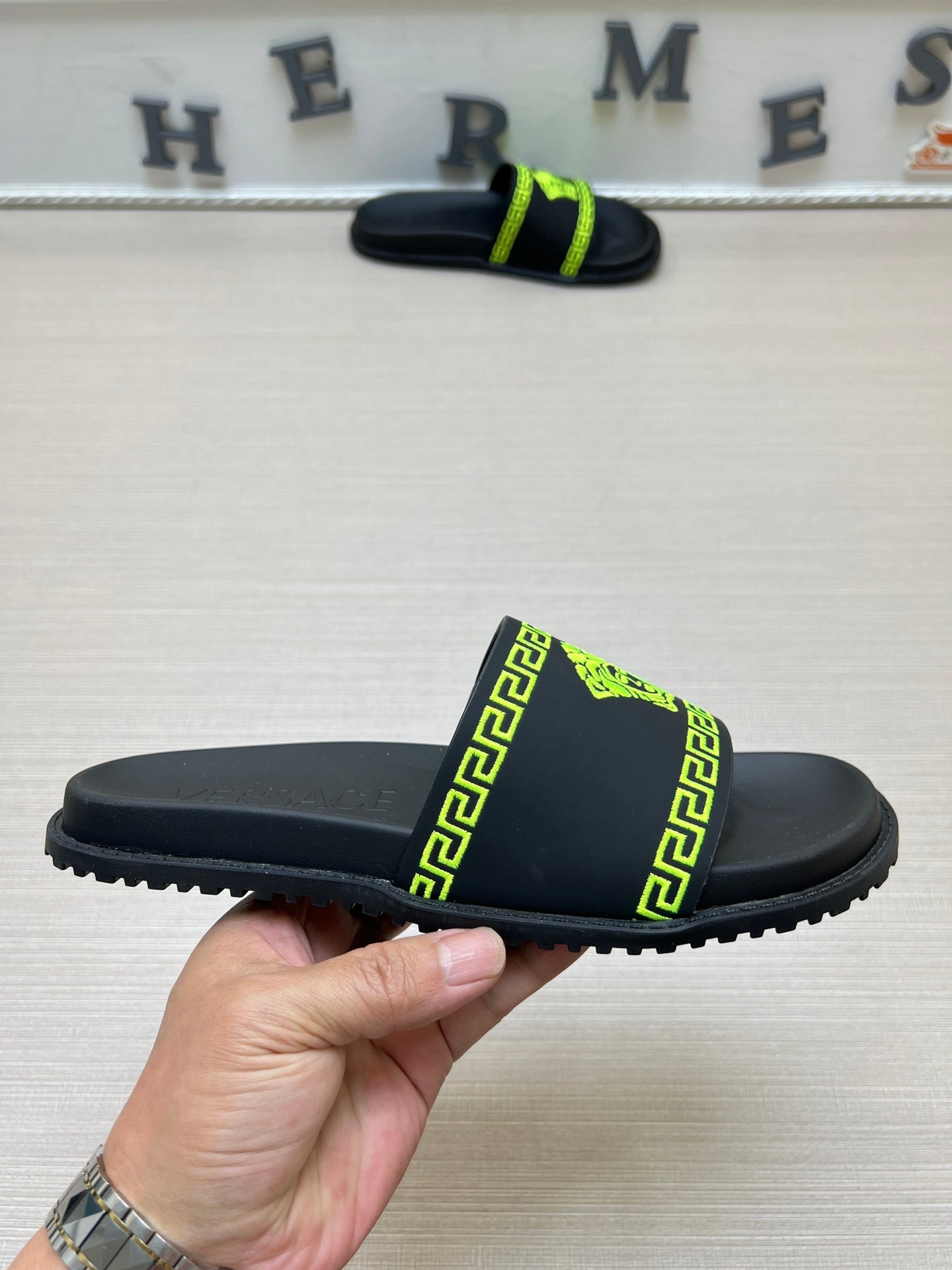 54V53ZDE Stylish slippers