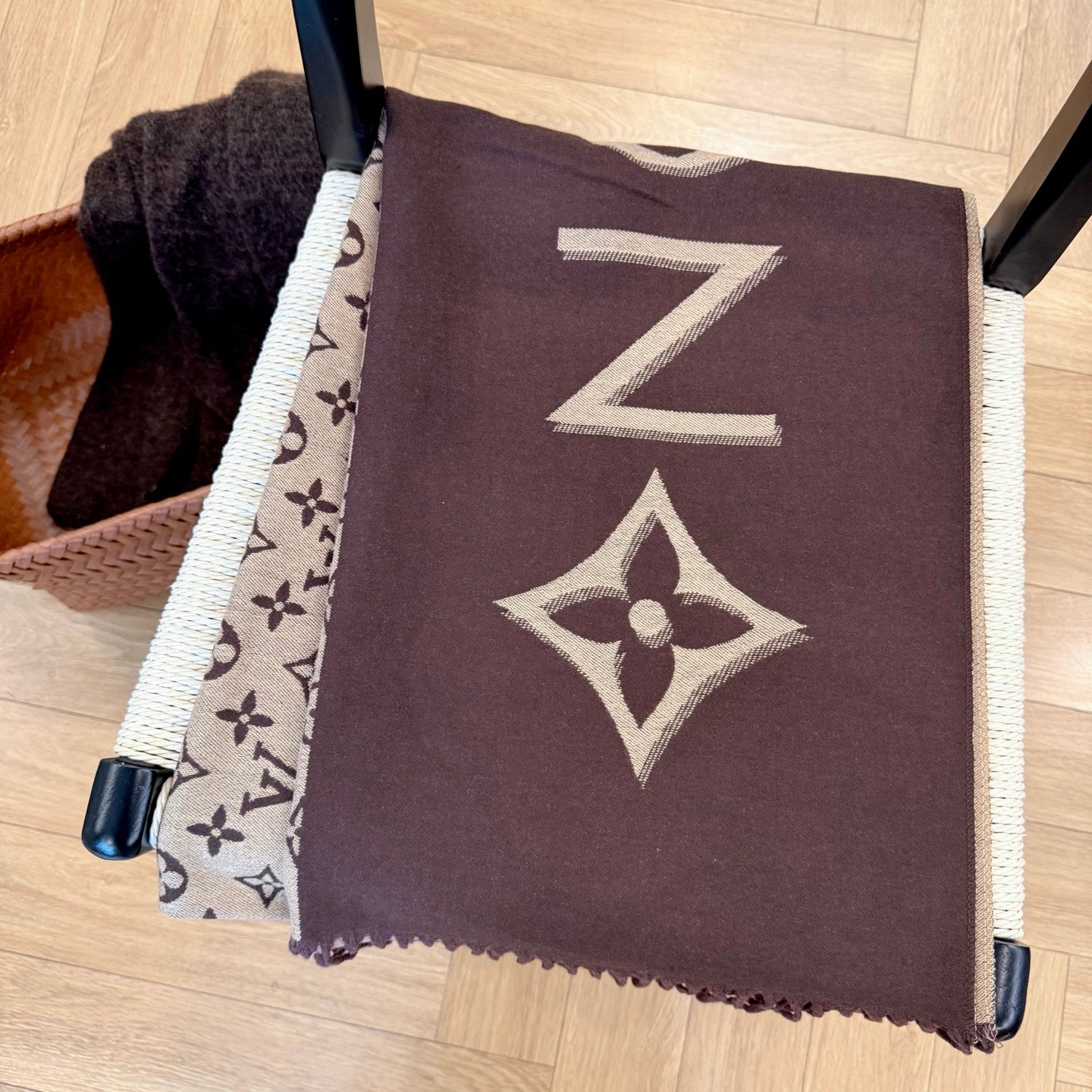 185ZE71WDE Stylish Winter Scarves