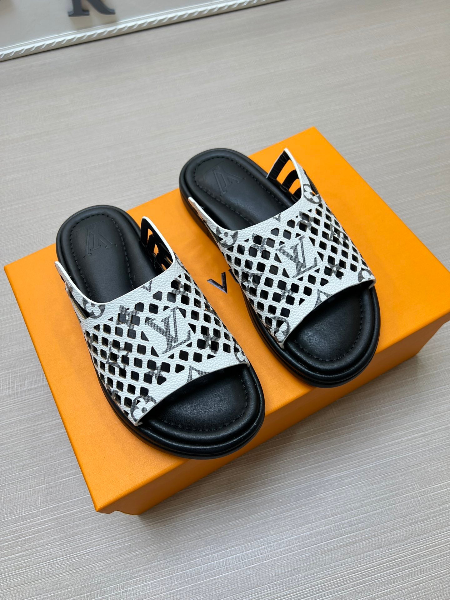 54E83ZDE Stylish slippers