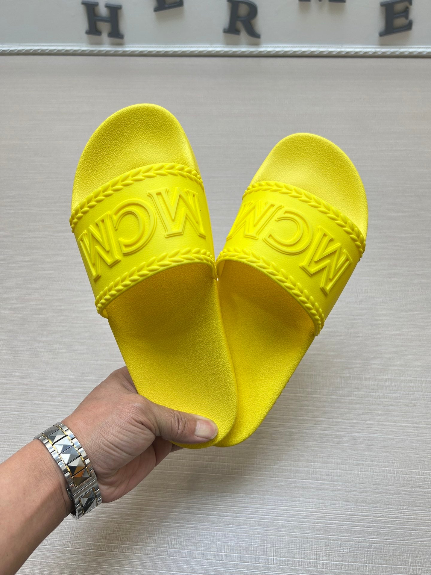 54M42ZDE Stylish slippers