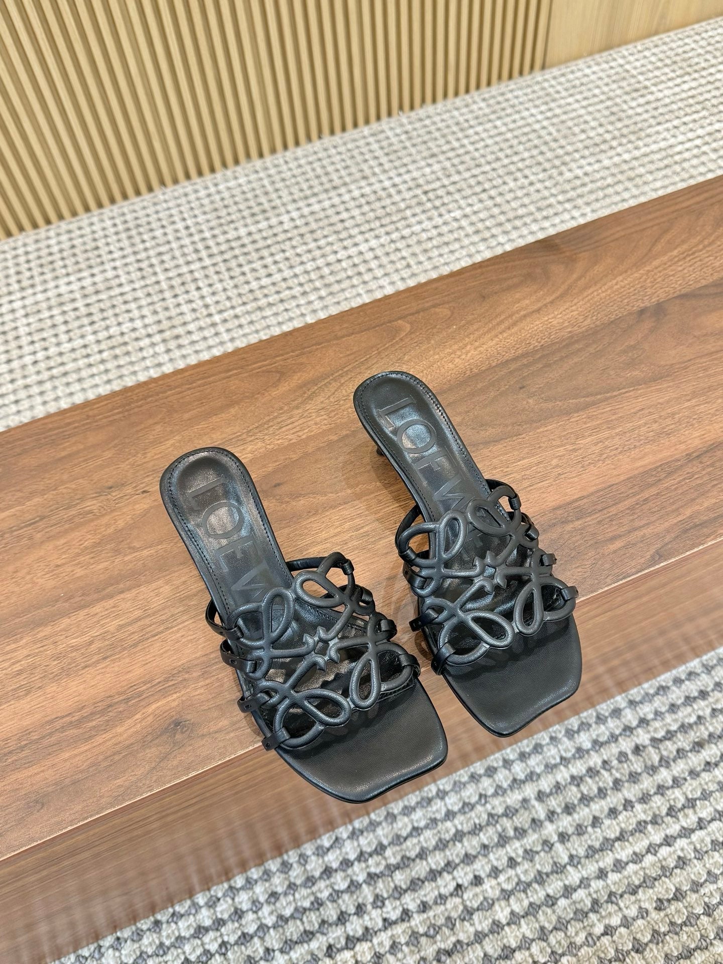 255QA33ZDE Stylish leather Slippers