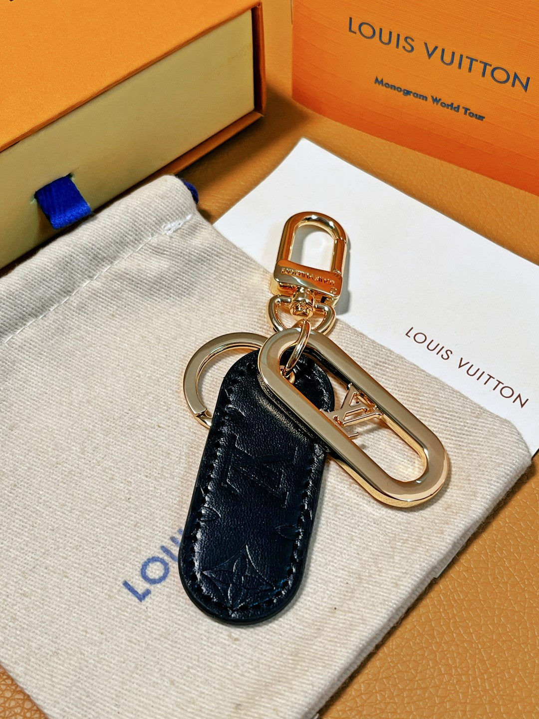 14E61ADE Stylish key closure