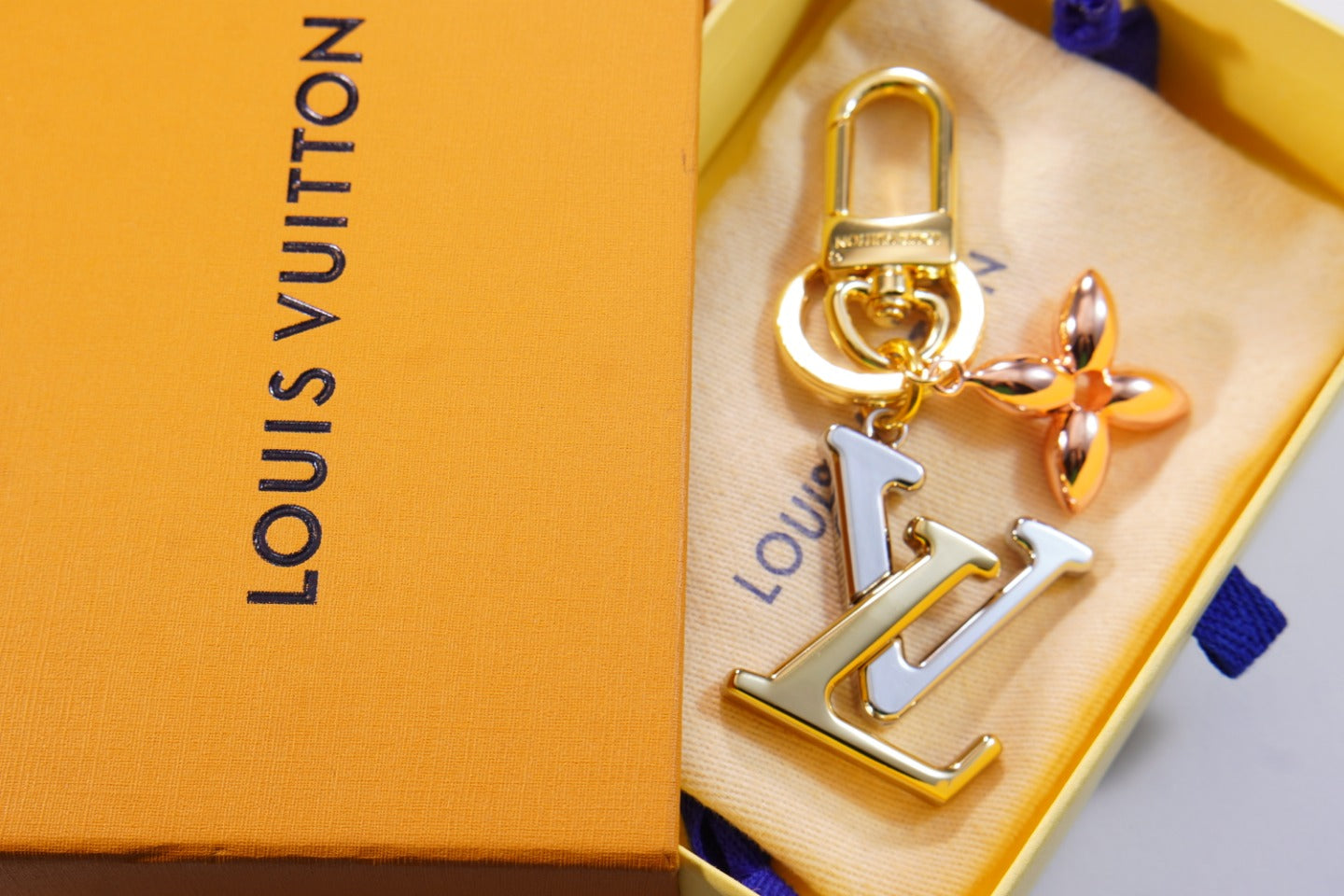 14E91ADE Stylish key closure