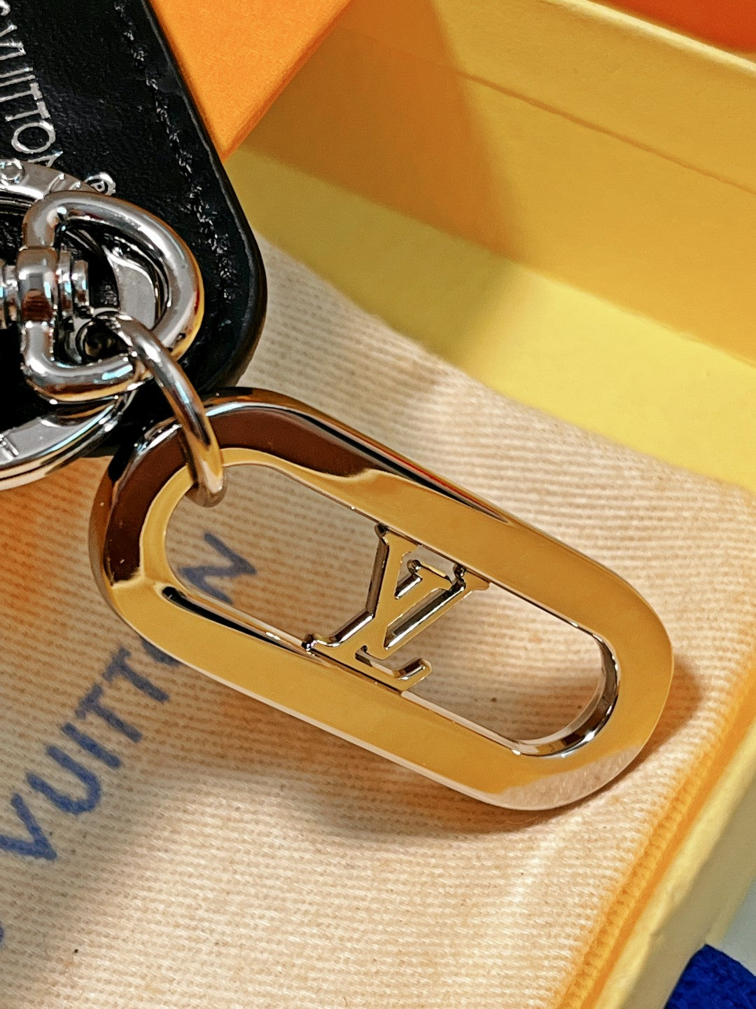 14E61ADE Stylish key closure