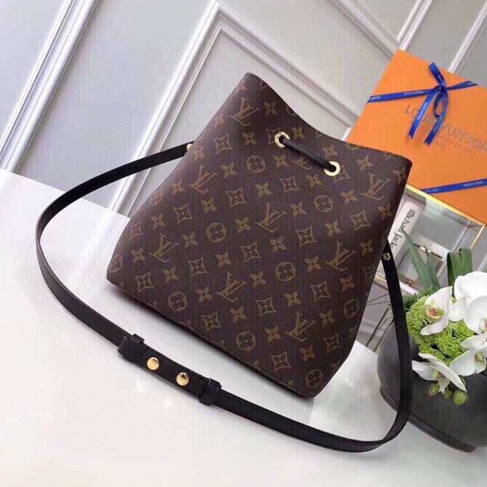 3E81BDE Stylish leather bag