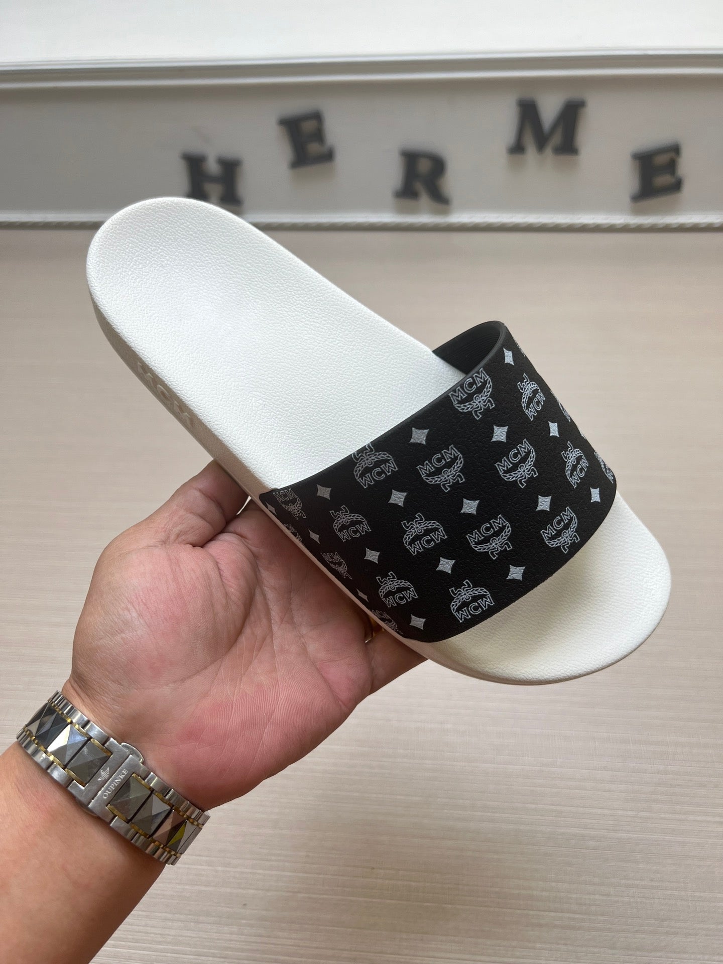 54M46ZDE Stylish slippers