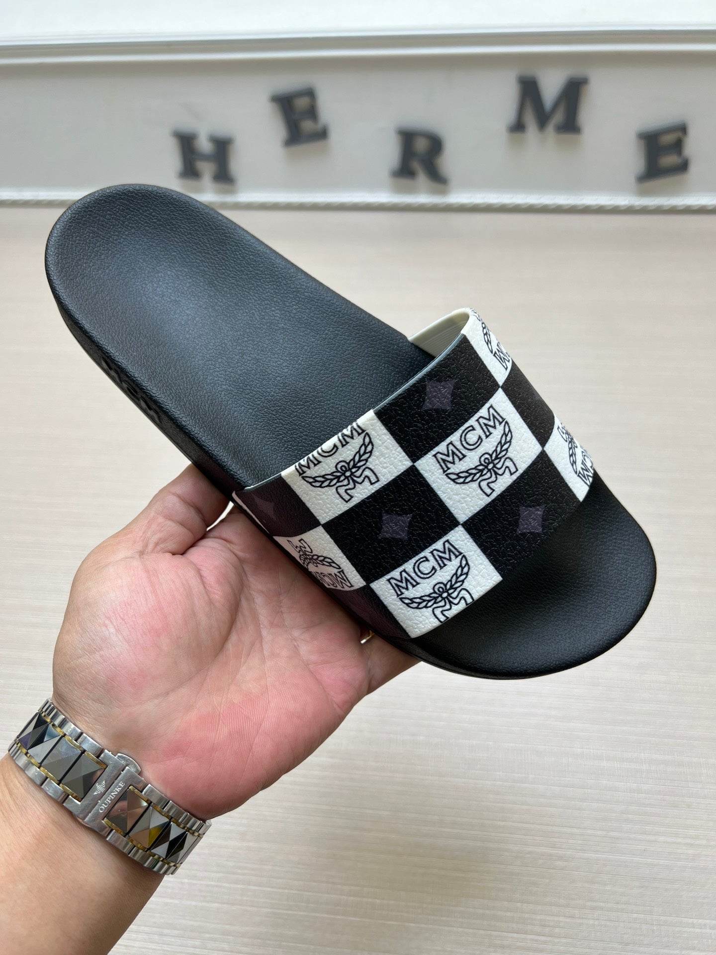 54M44ZDE Stylish slippers