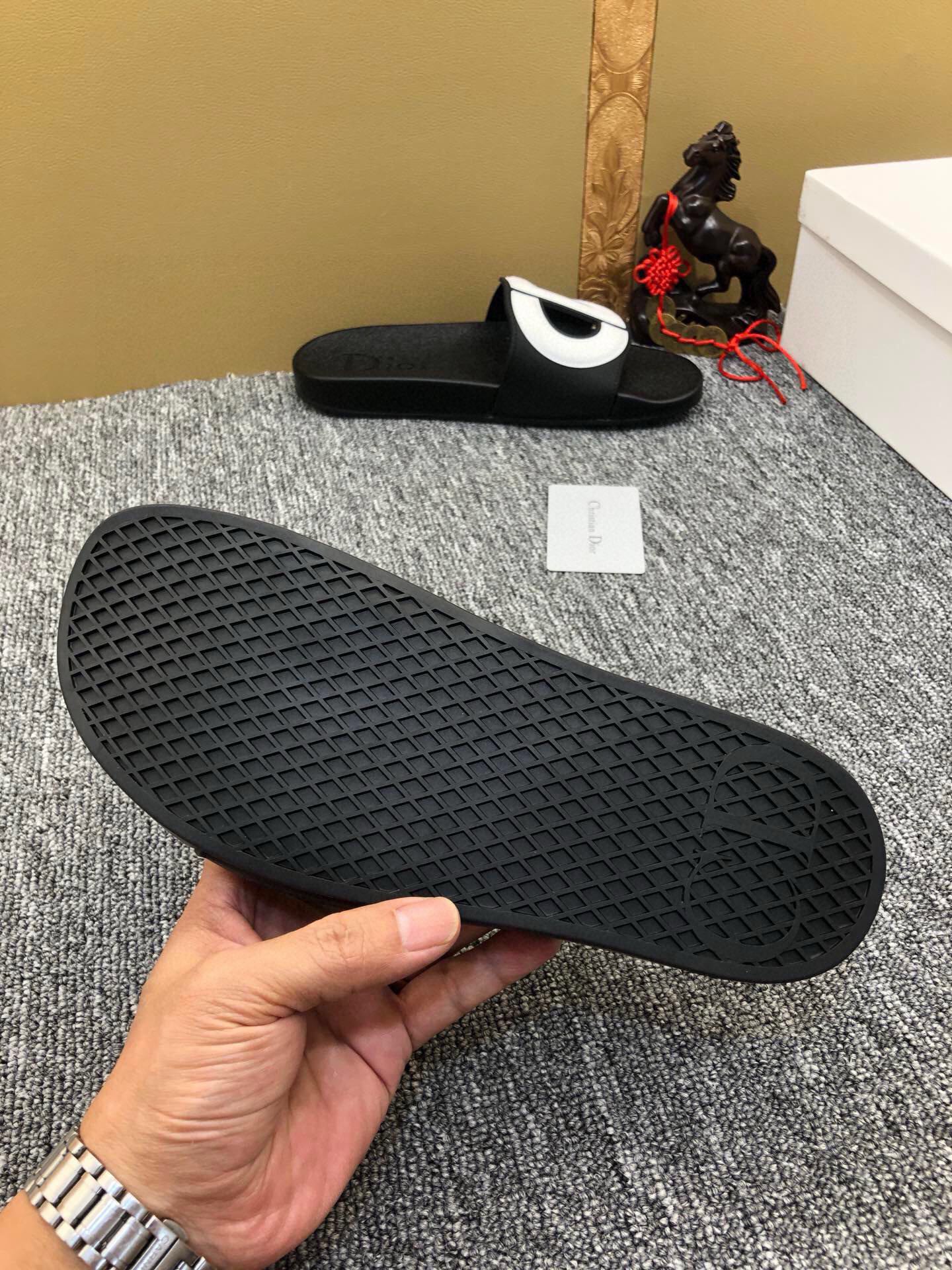 54D51ZDE Stylish slippers
