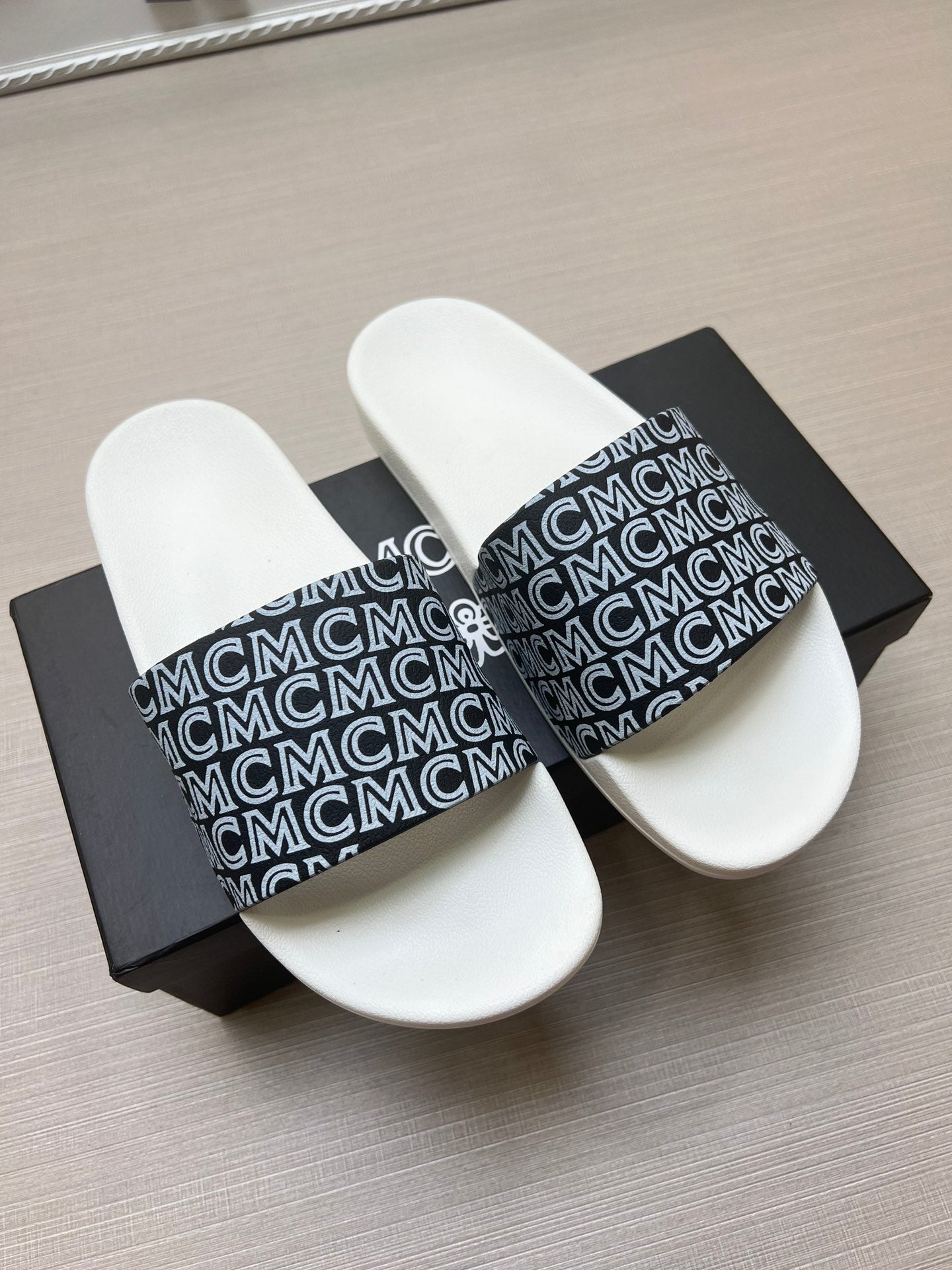 54M45ZDE Stylish slippers