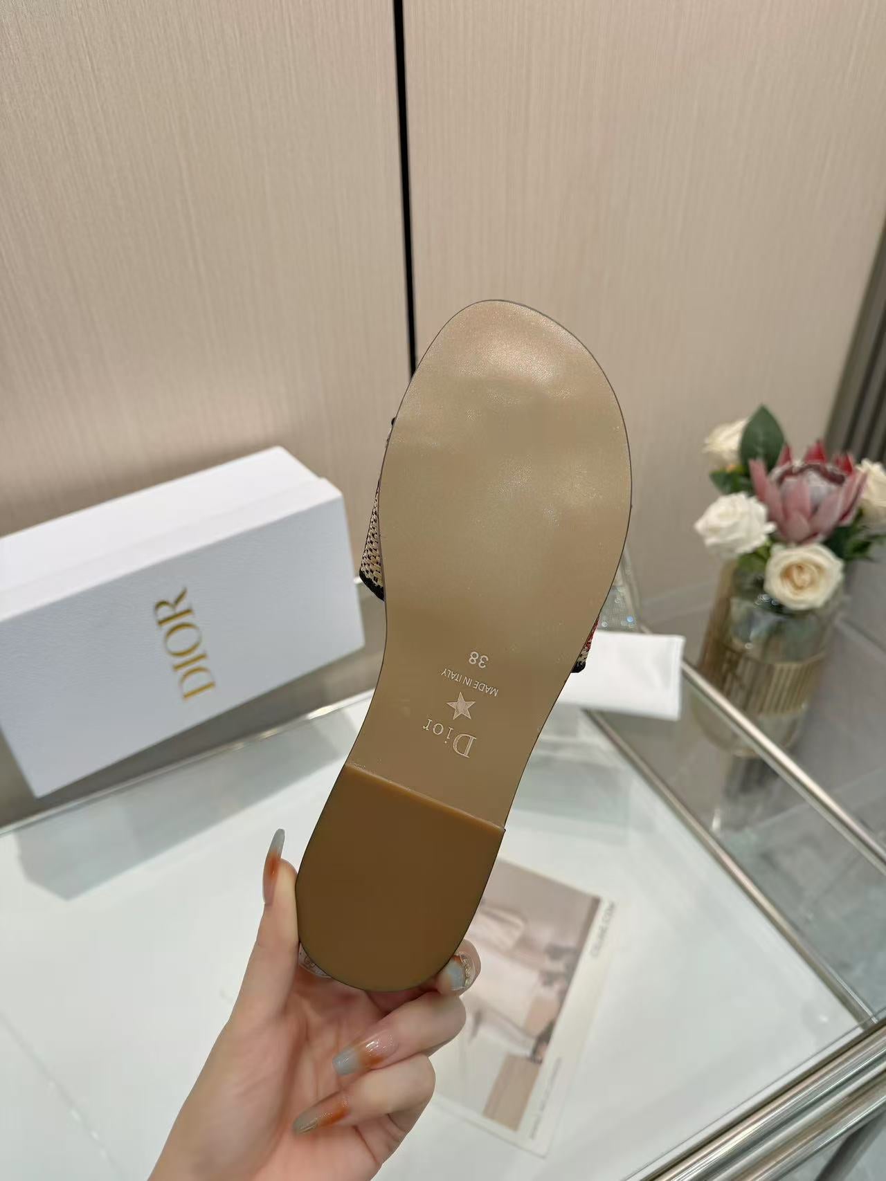 285ZD67ZDE Stylish Peather Slippers