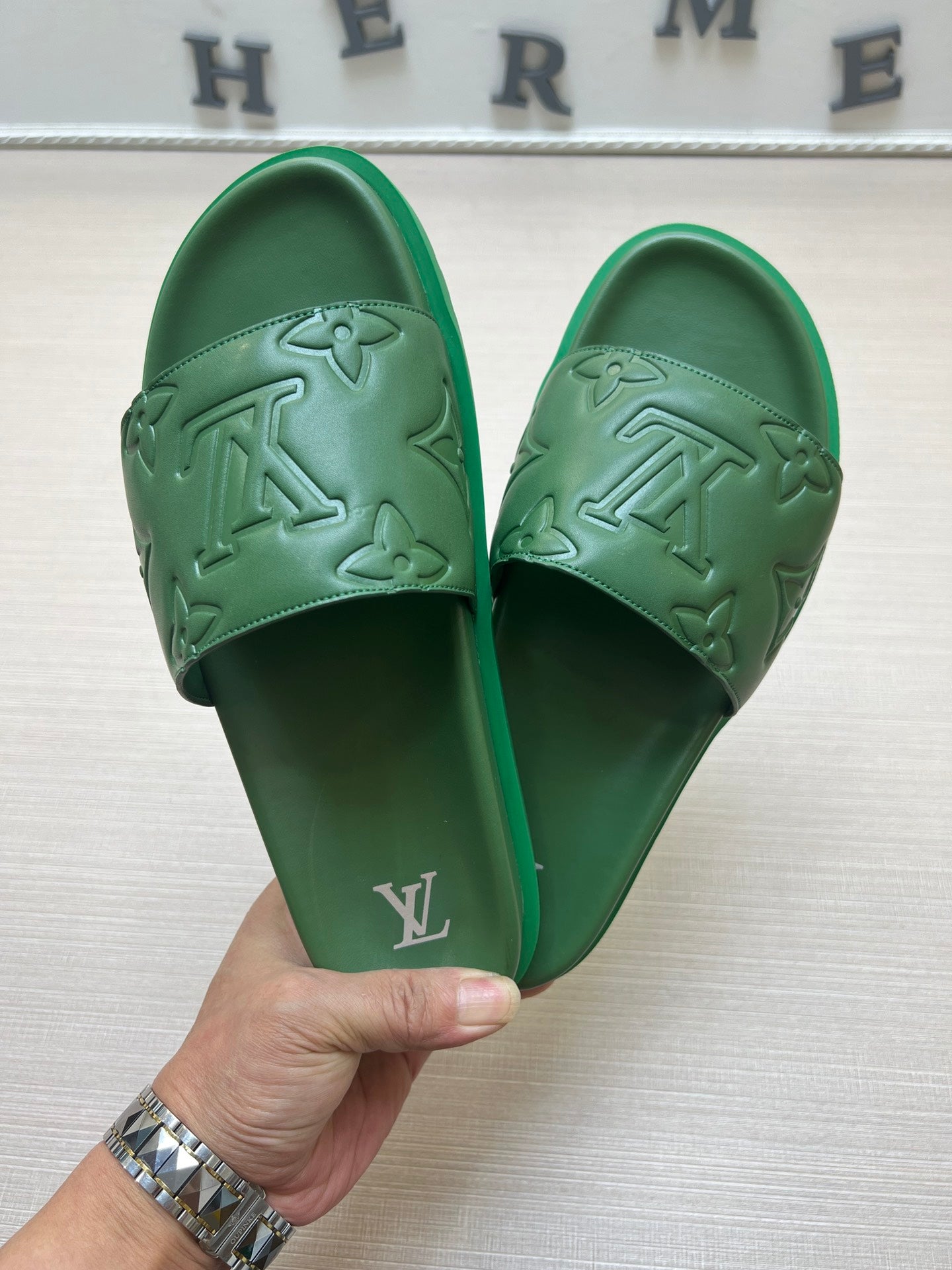 54E3ZDE Stylish slippers