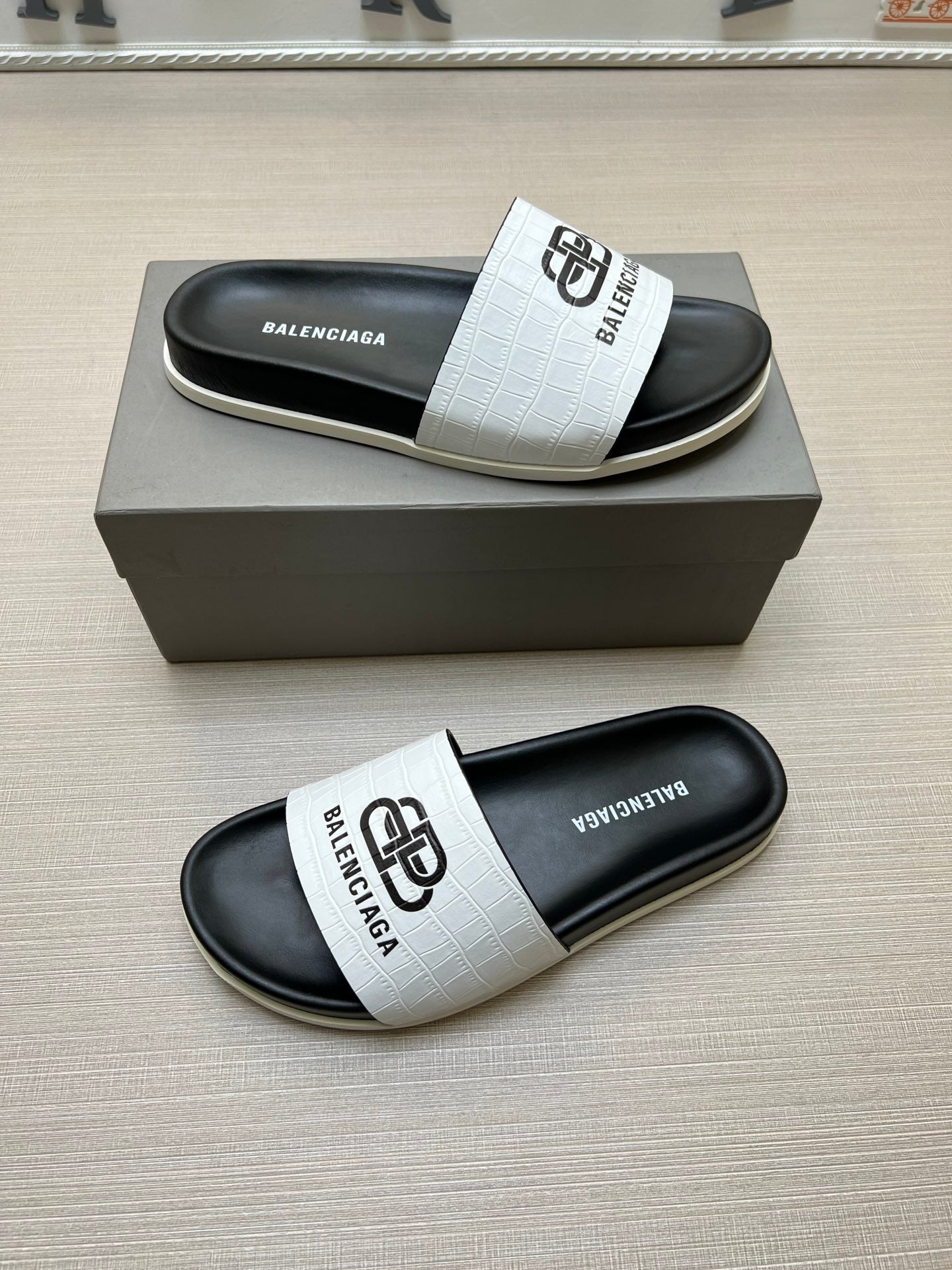 54J99ZDE Stylish slippers