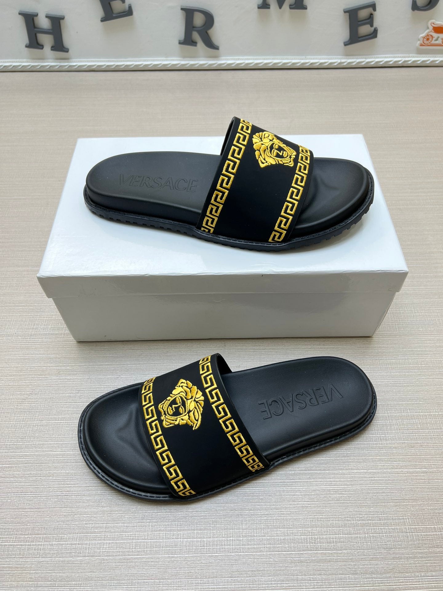 54V53ZDE Stylish slippers