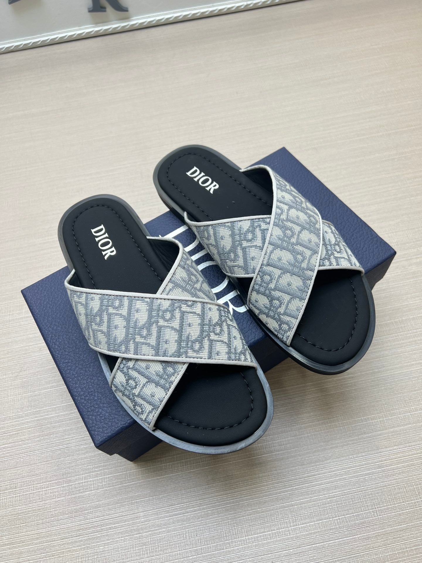 54D79ZDE Stylish slippers