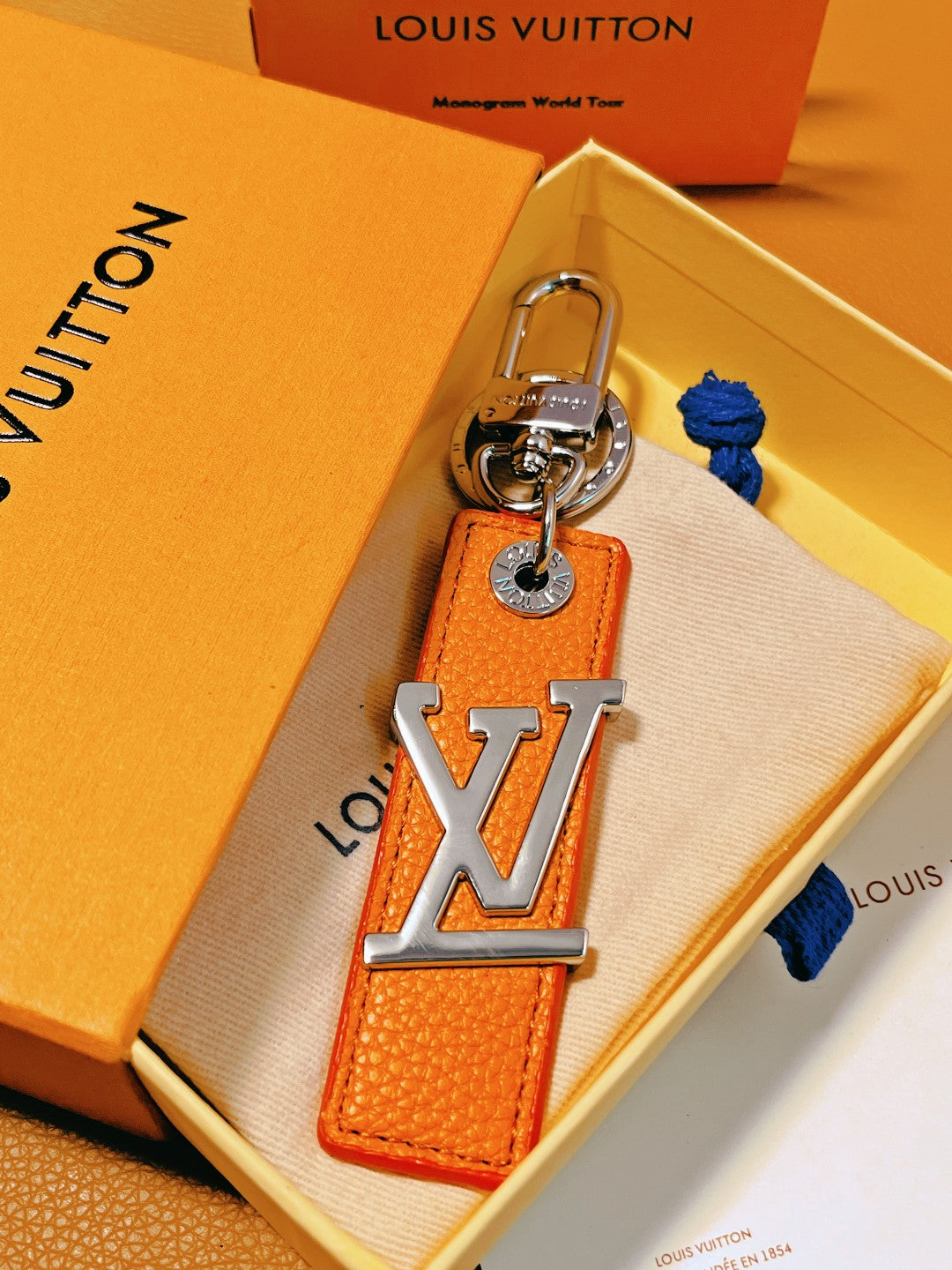 14E58ADE Stylish key closure