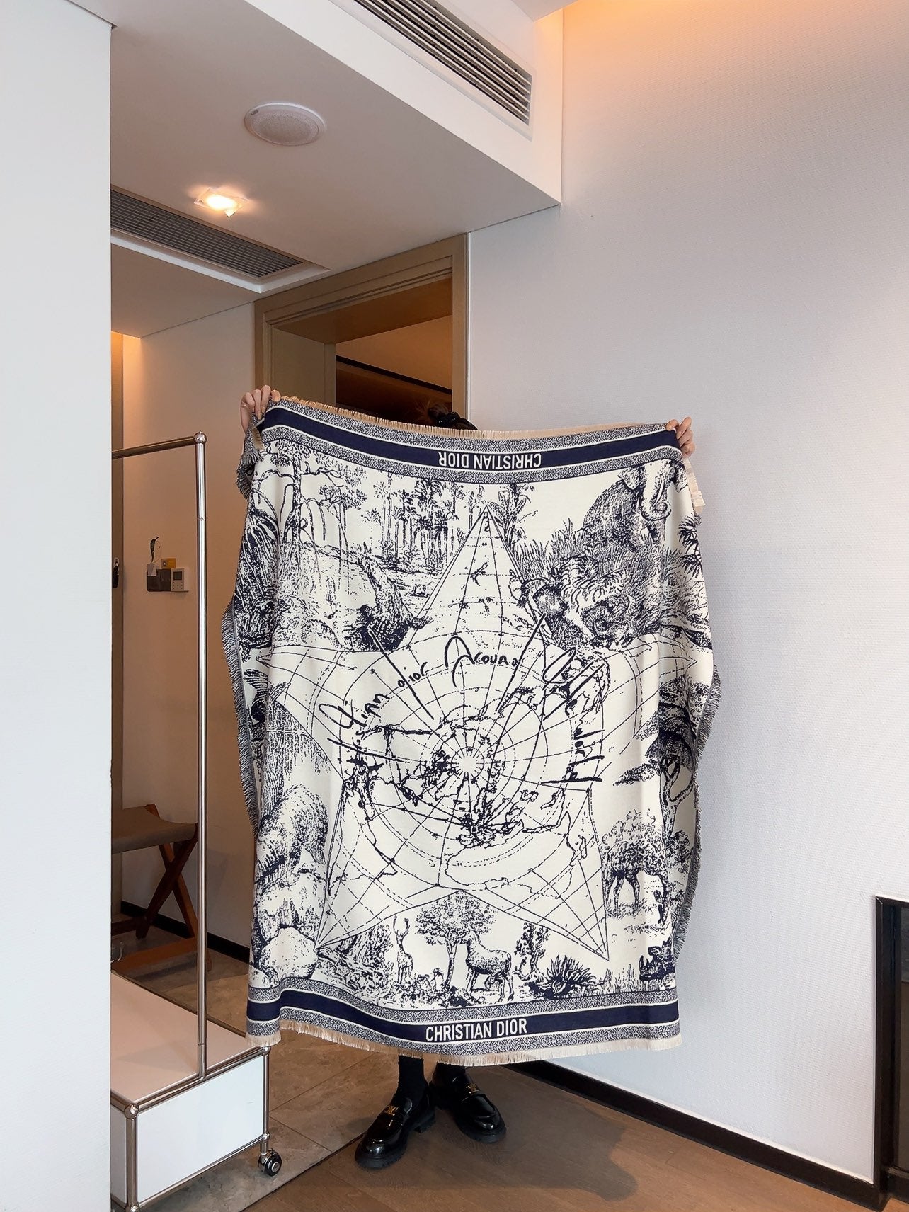 175RD4WDE Stylish Winter Scarves