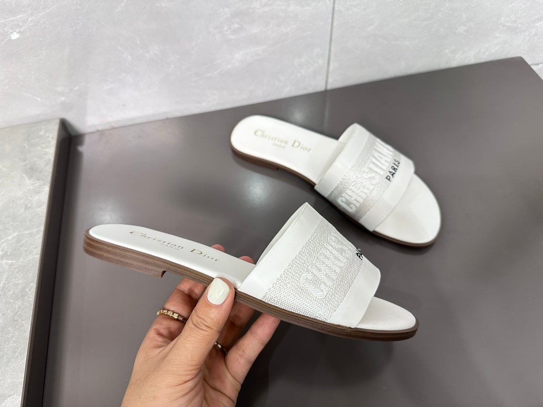 14D32ZDE Stylish slippers