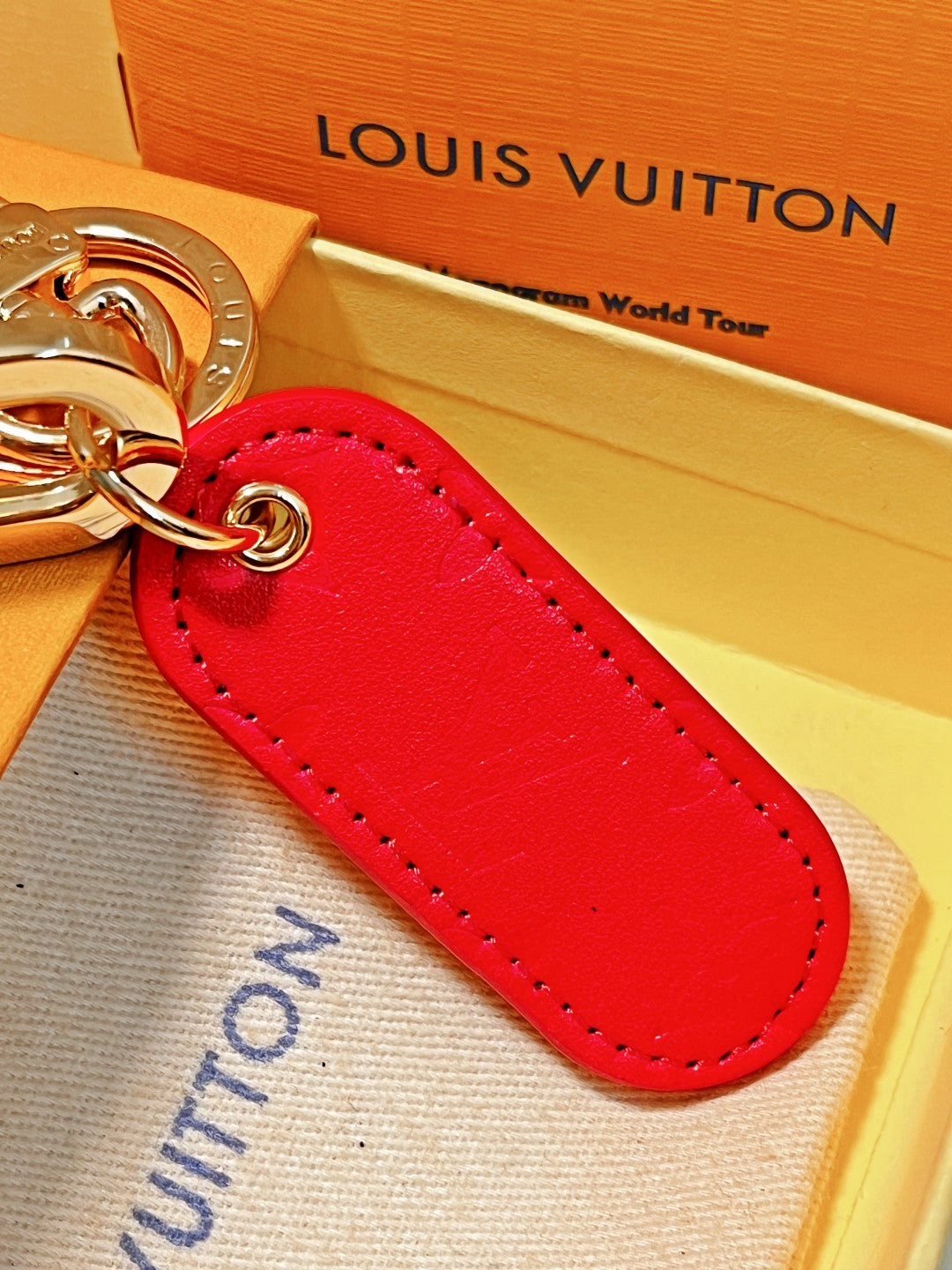 14E61ADE Stylish key closure
