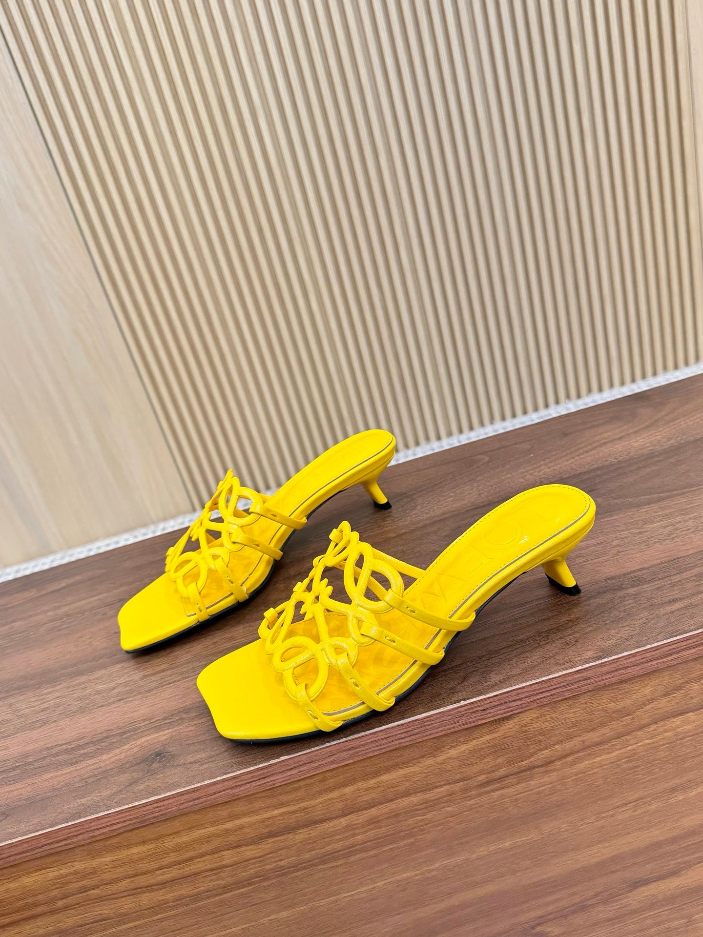 255QA33ZDE Stylish leather Slippers