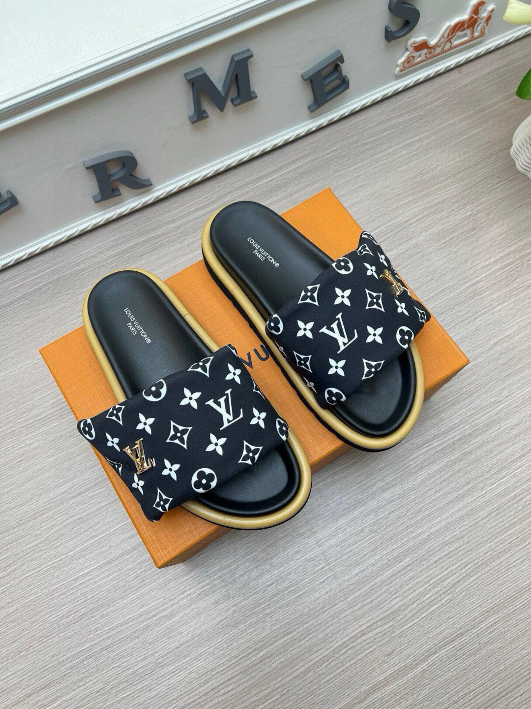 5QE10ZDE Stylish Slippers