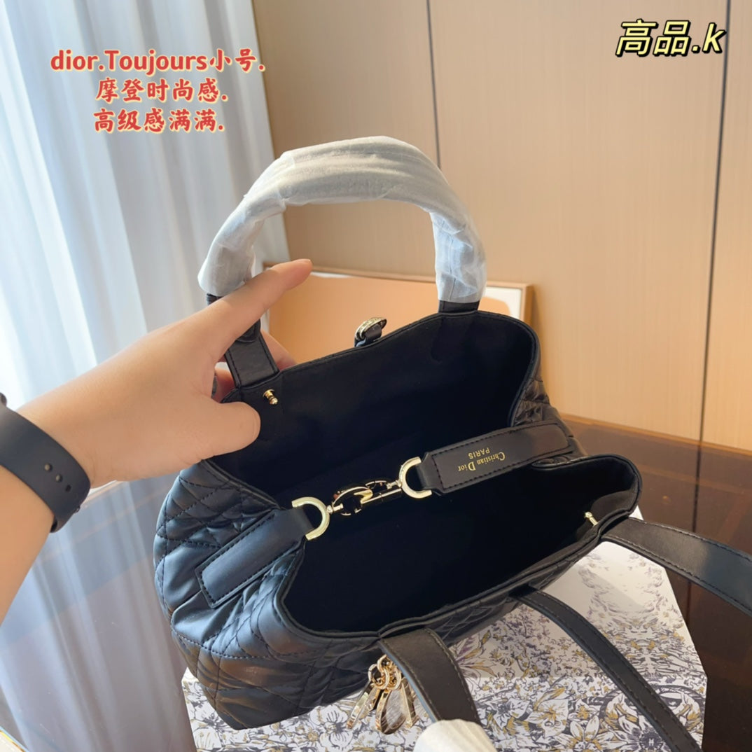 16XC107BDE Stylish leather bag