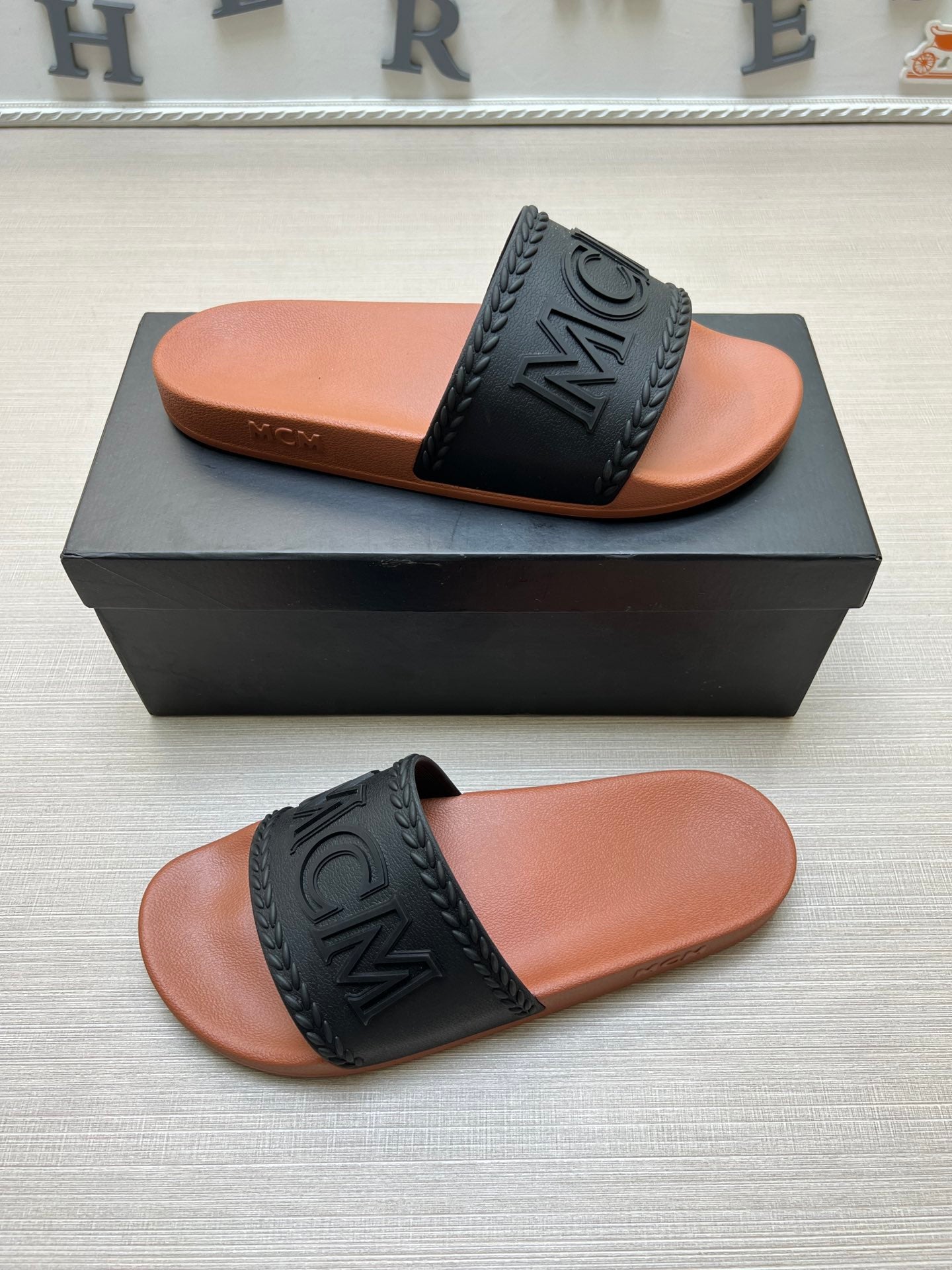 54M42ZDE Stylish slippers