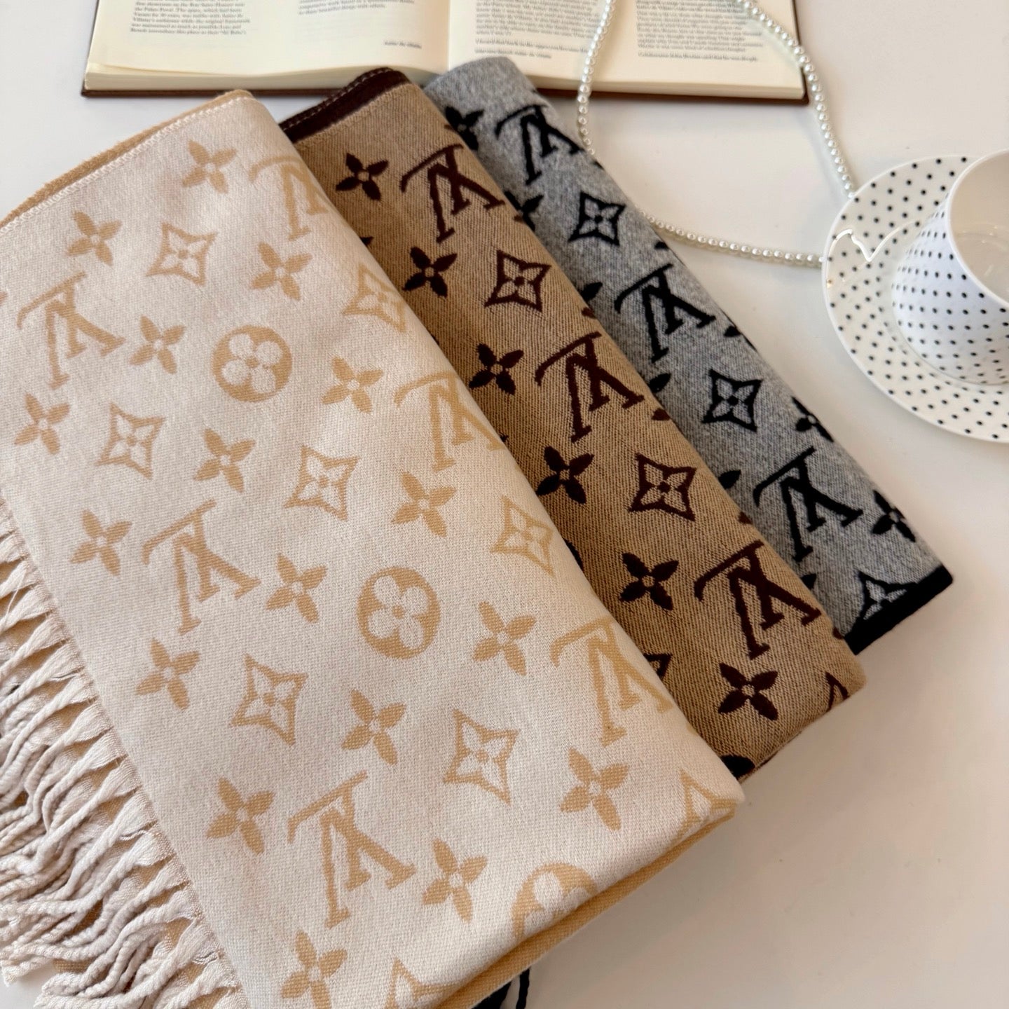 185ZE71WDE Stylish Winter Scarves
