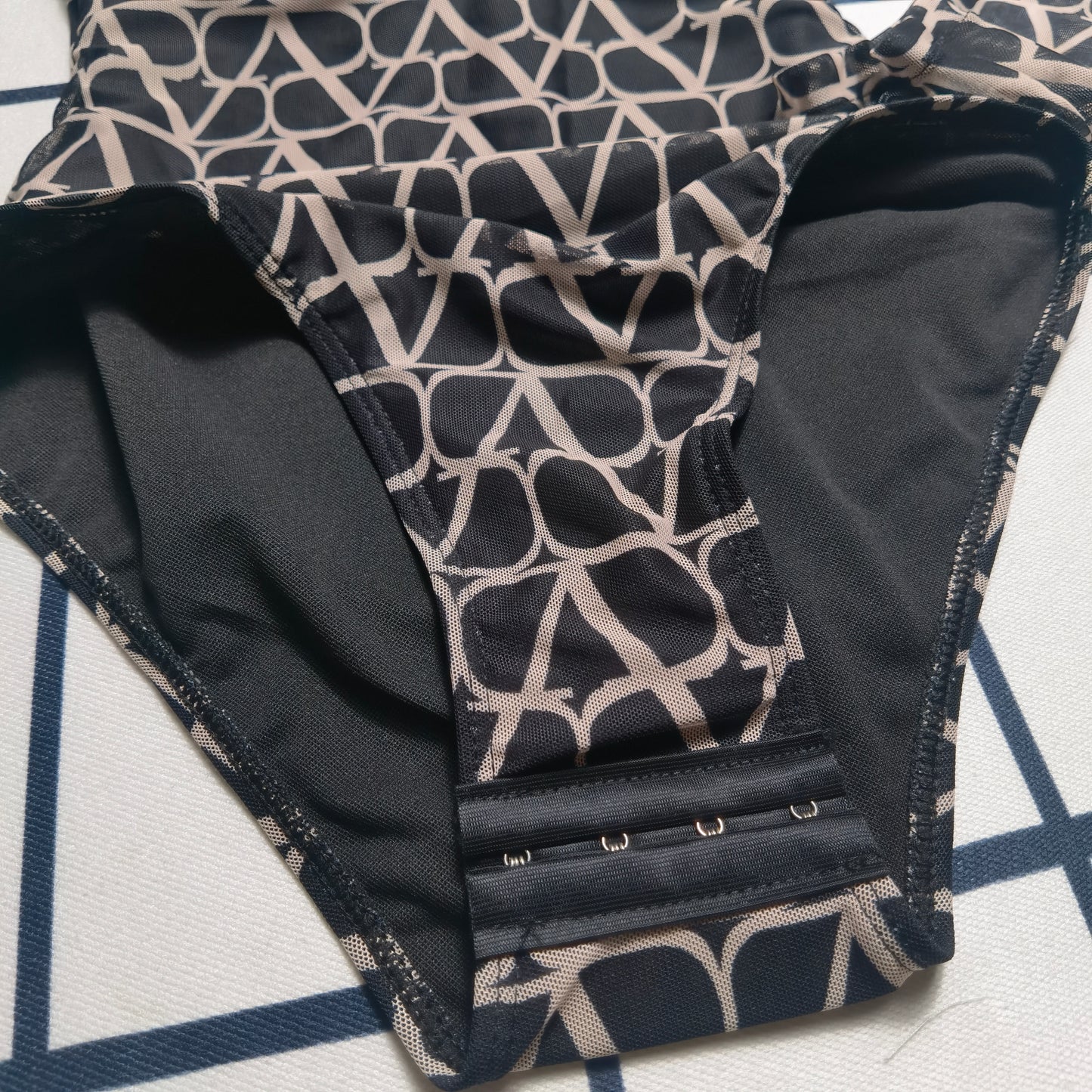 14VL19YDE Stylish Long sleeve swimsuit