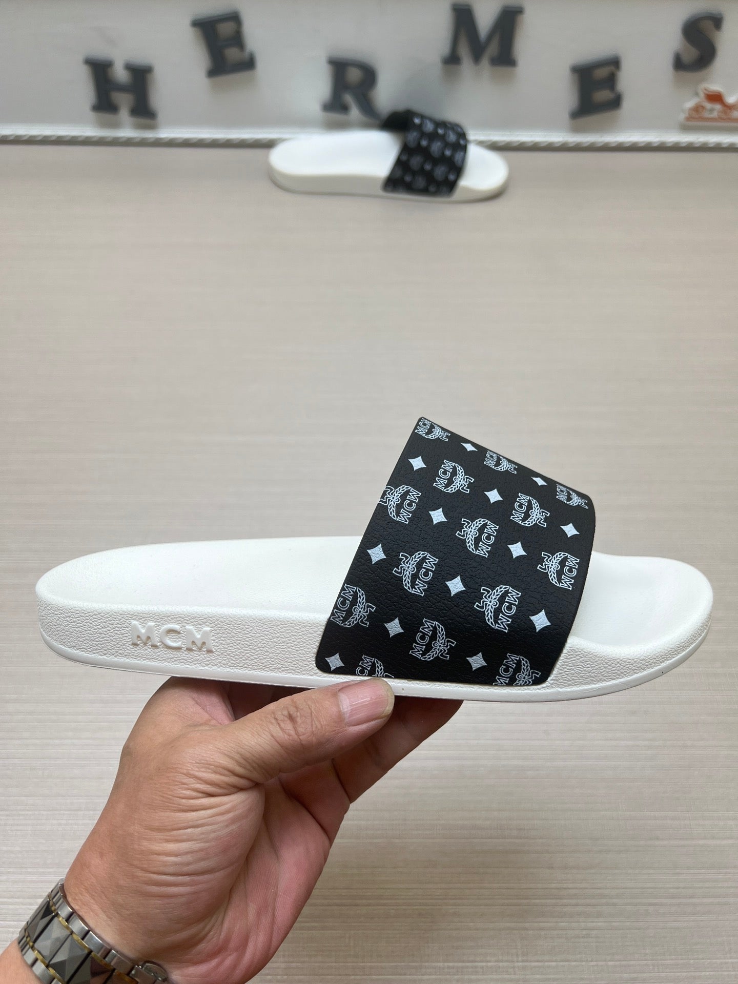 54M46ZDE Stylish slippers