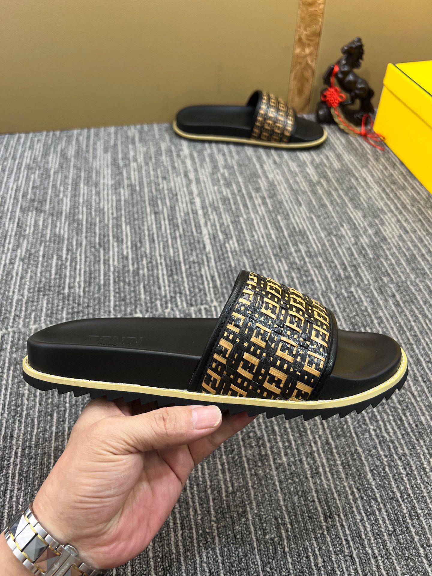 5XF104ZDE Stylish Slippers