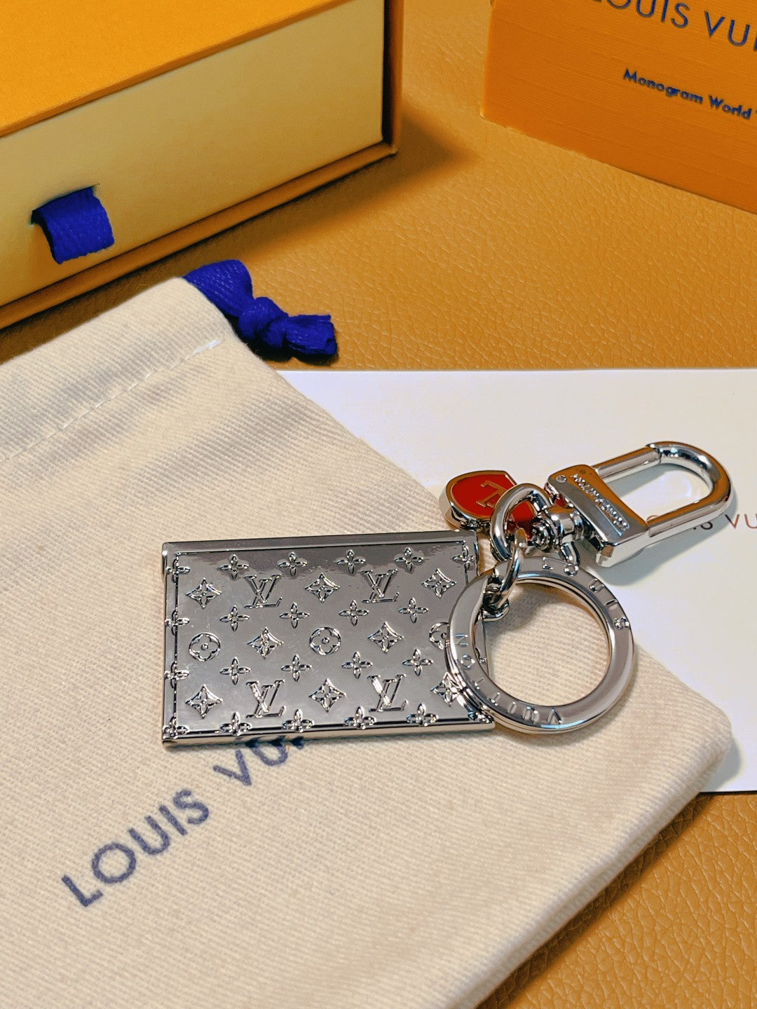 14E28ADE Stylish key closure