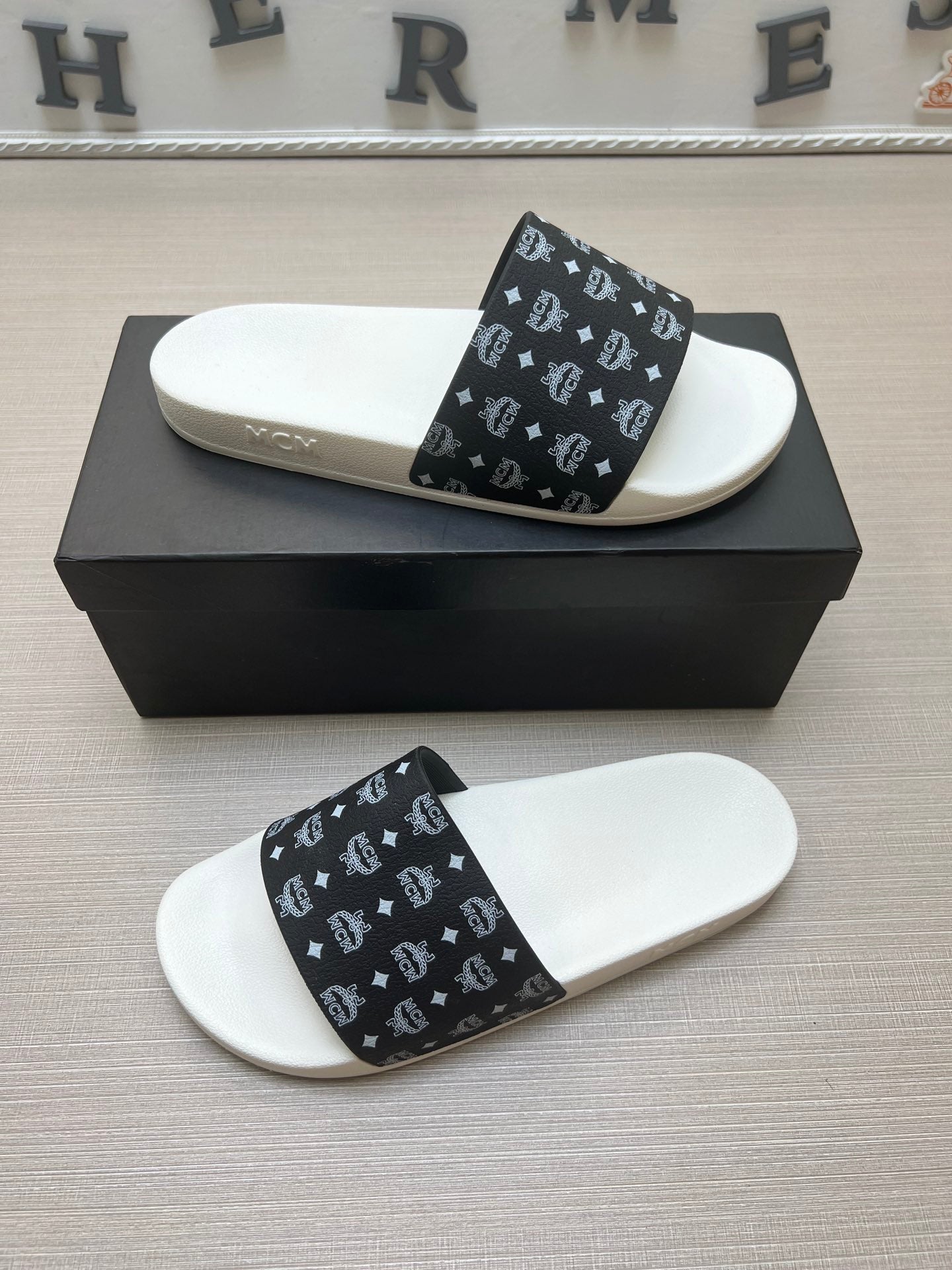 54M46ZDE Stylish slippers
