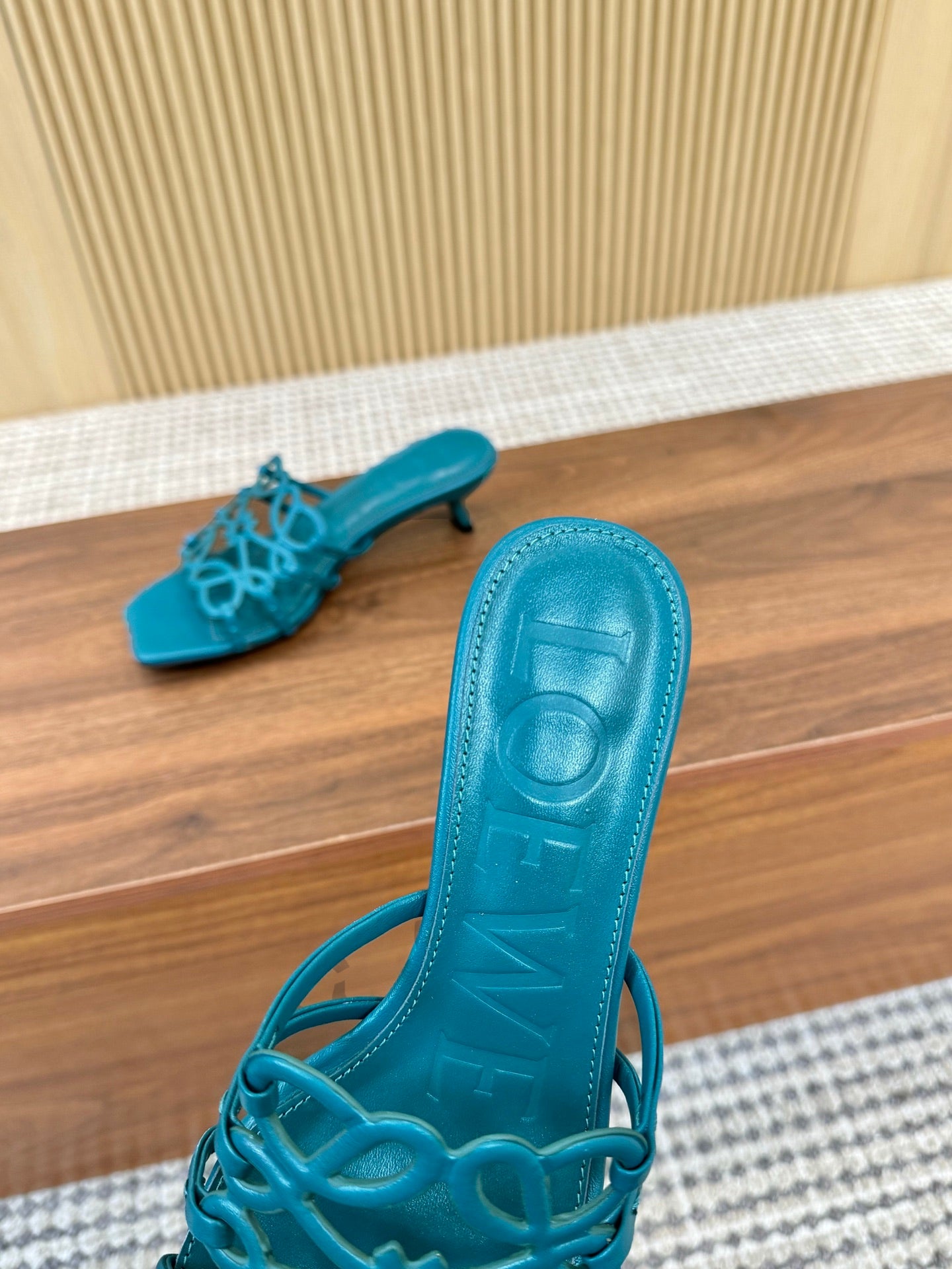 255QA33ZDE Stylish leather Slippers