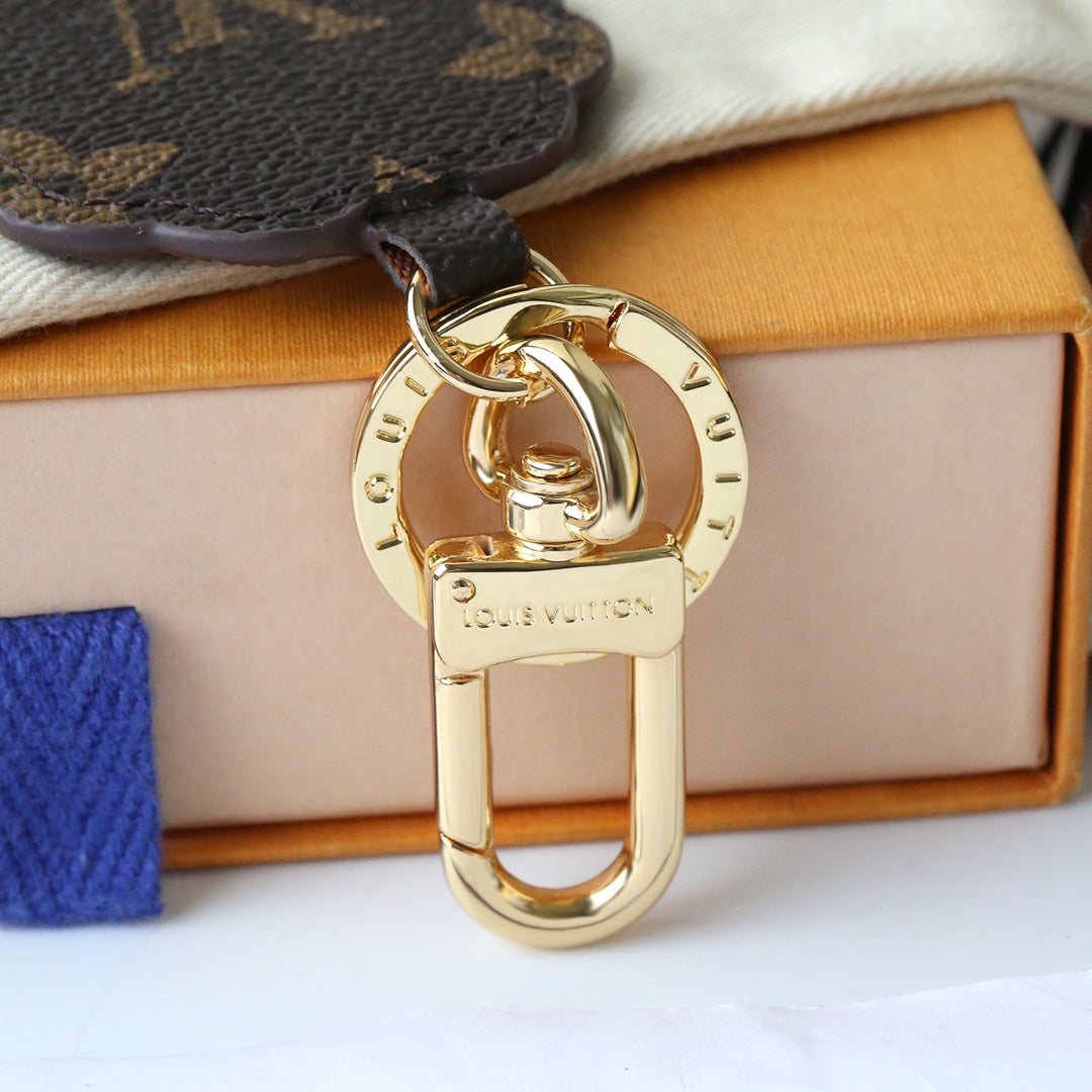 3RE14ADE Stylish key closure