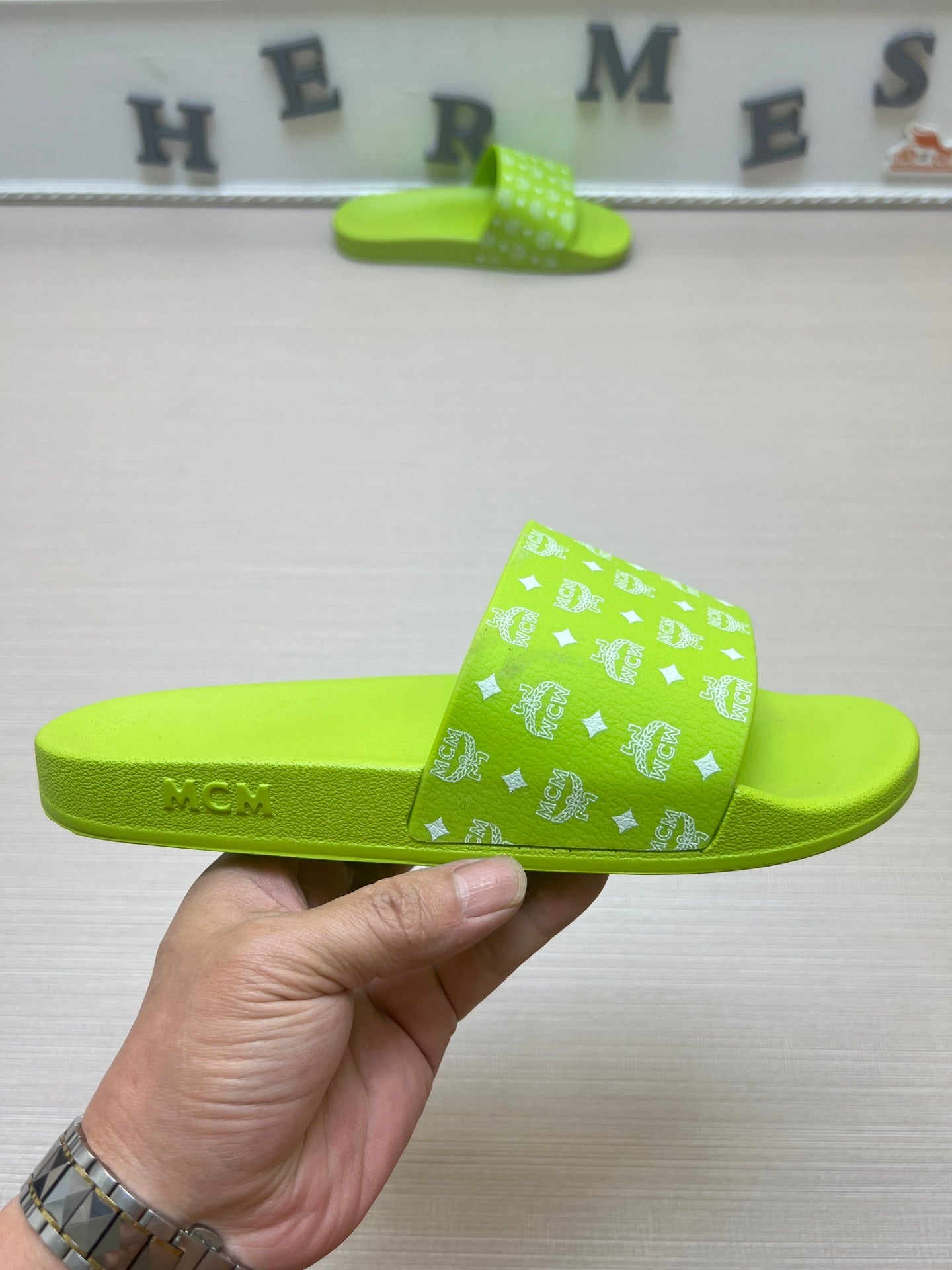 54M47ZDE Stylish slippers