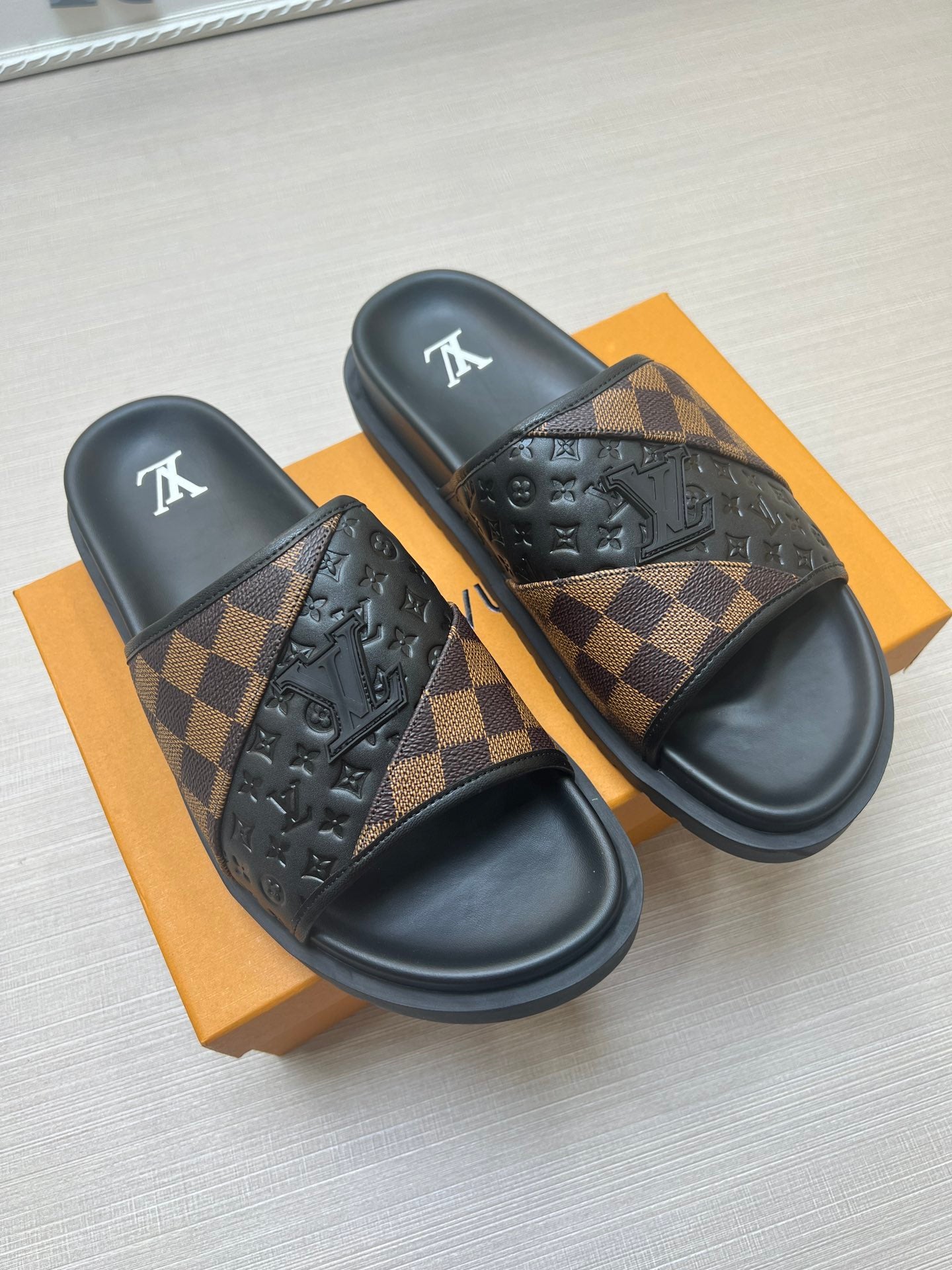 54E2ZDE Stylish slippers