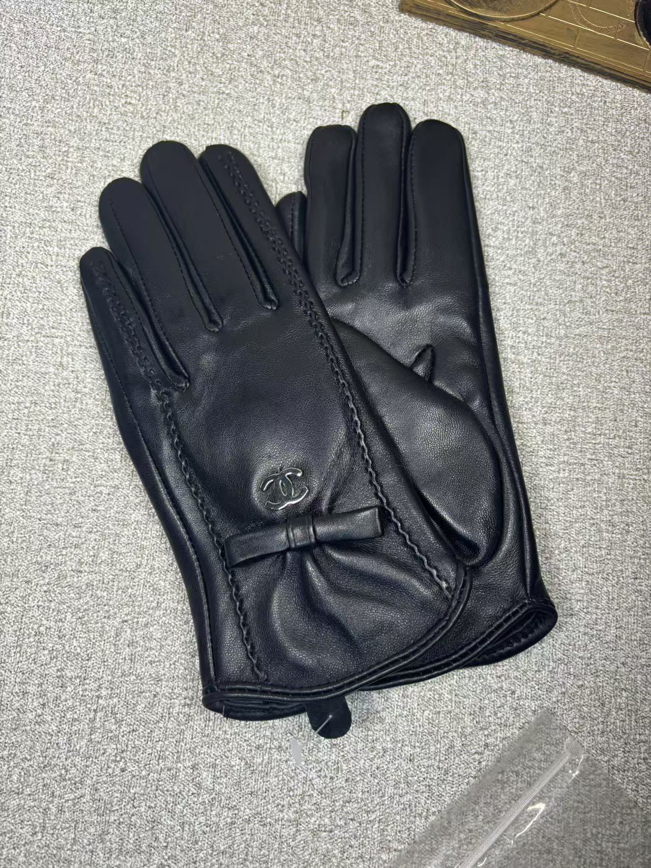 24C101SDE Stylish gloves