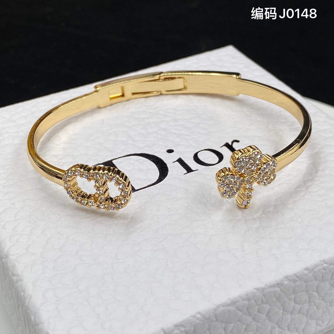1YD30KDE Stylish Bracelets
