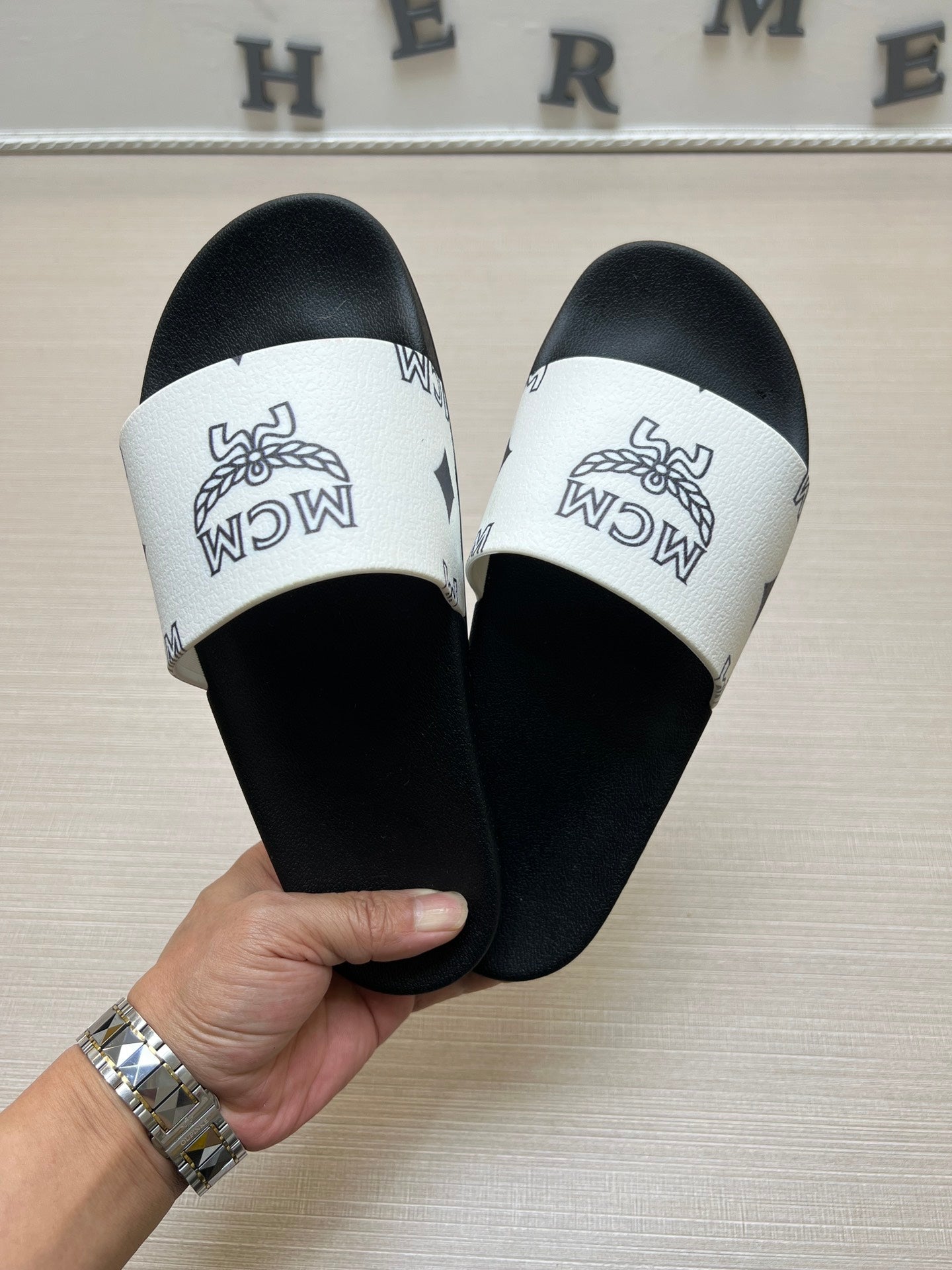 54M43ZDE Stylish slippers