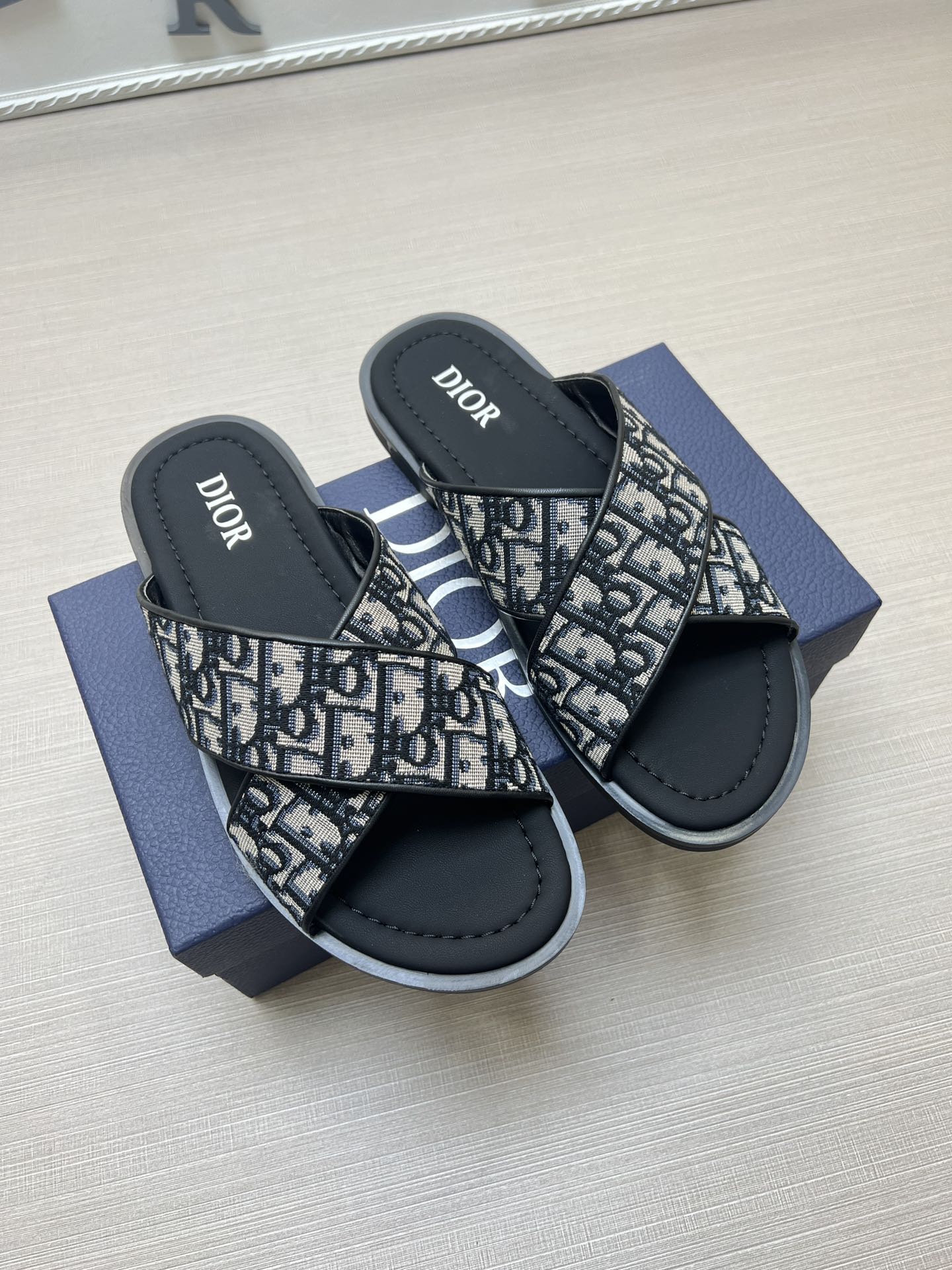 54D79ZDE Stylish slippers