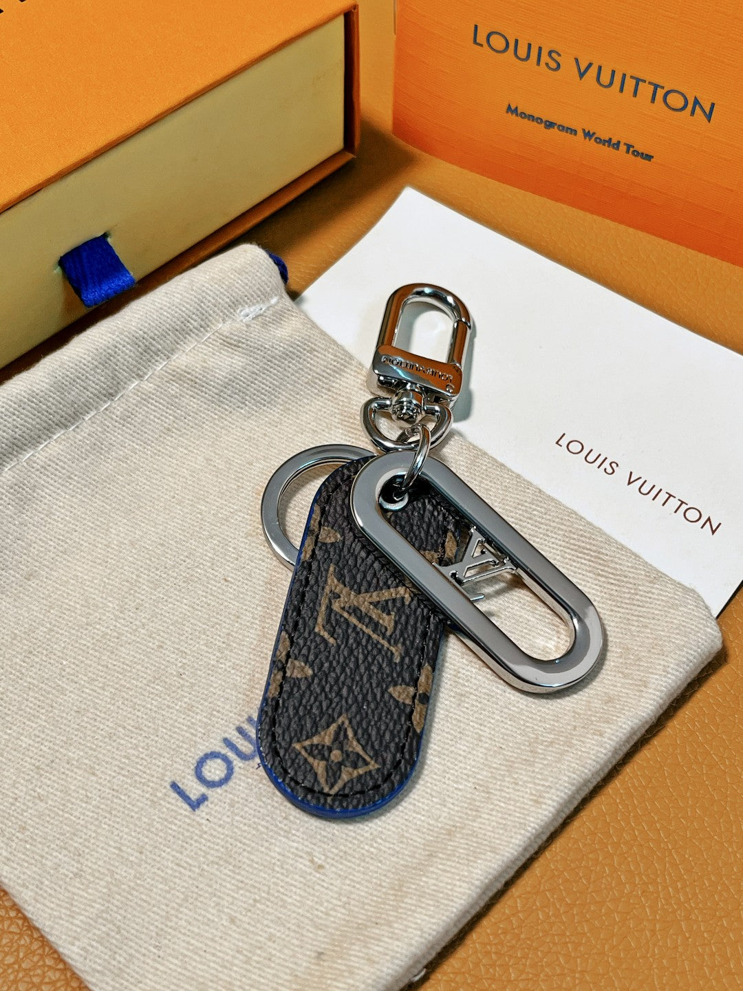 14E61ADE Stylish key closure