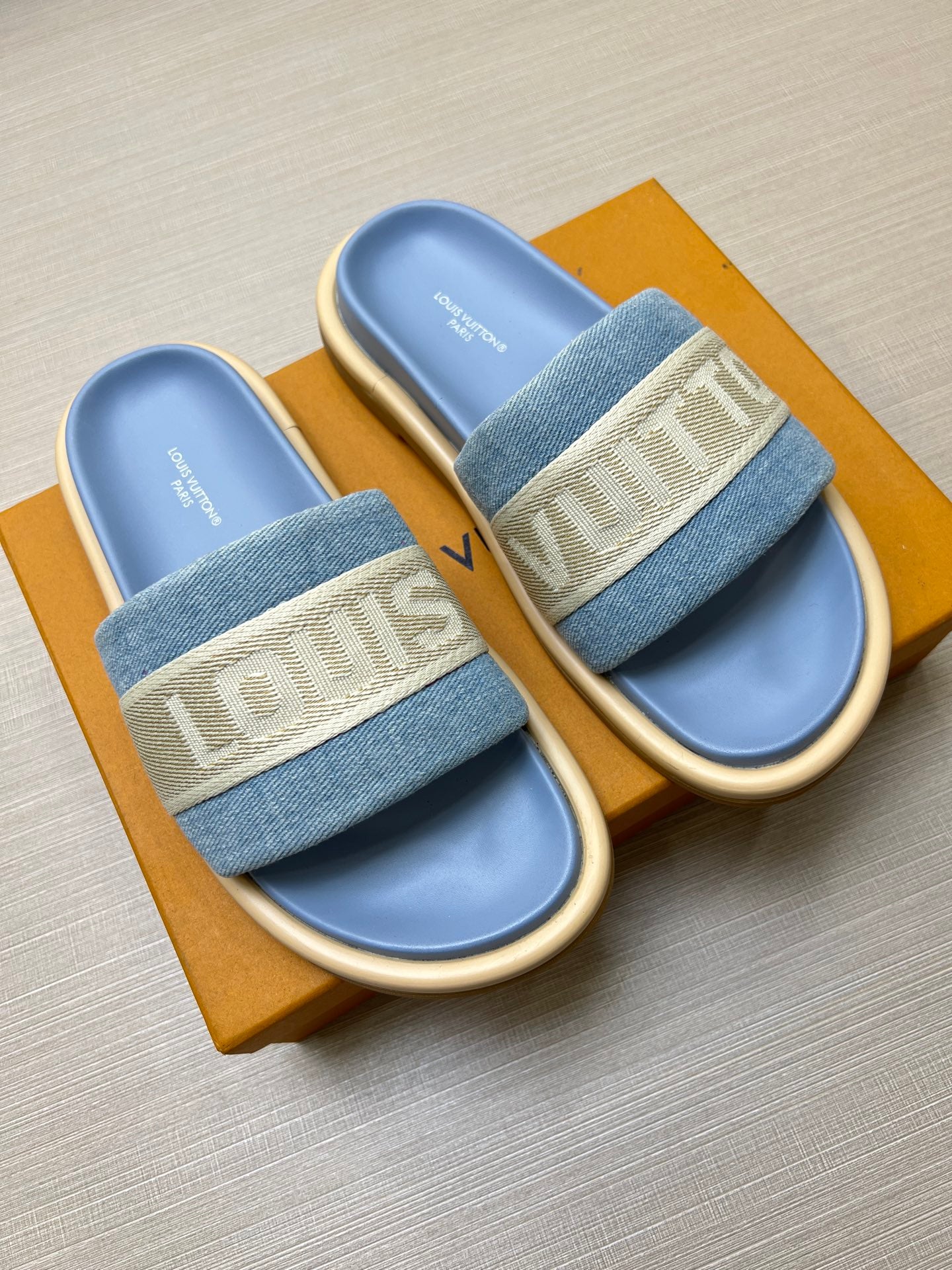 535ZE300ZDE Stylish Slippers
