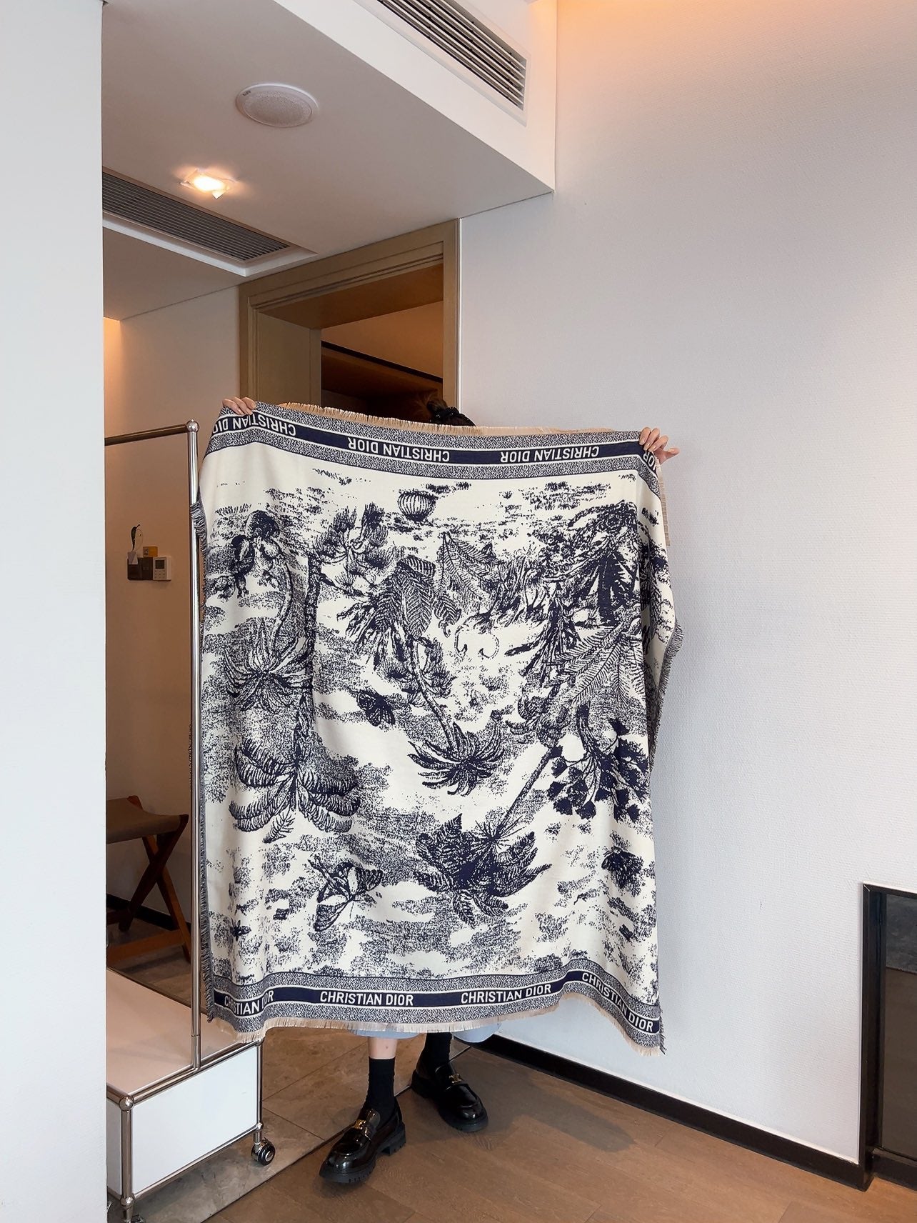 175RD5WDE Stylish Winter Scarves