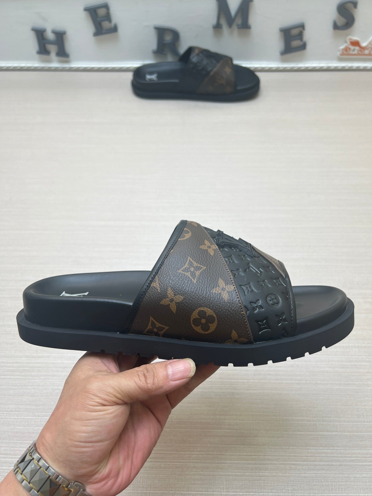 54E2ZDE Stylish slippers